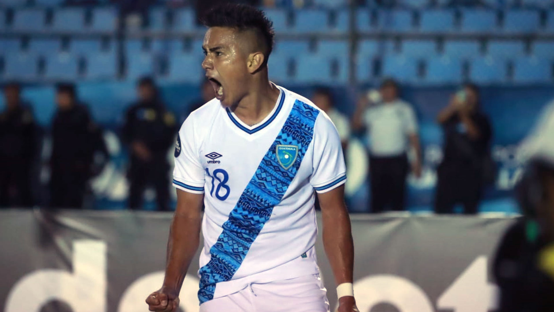 El jugador de la Selección Naciona, Oscar Santis, estalla en júbilo luego de empatar ante Panamá en el Doroteo Guamuch Flores. (Foto Prensa Libre: María José Bonilla)