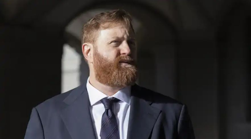 El exdirector de la PNC de Guatemala, Erwin Sperisen en frente del edificio del Parlamento en Suiza, en donde cumple una condena por muerte de reos en Guatemala. (Foto Prensa Libre: Archivo de EFE)
