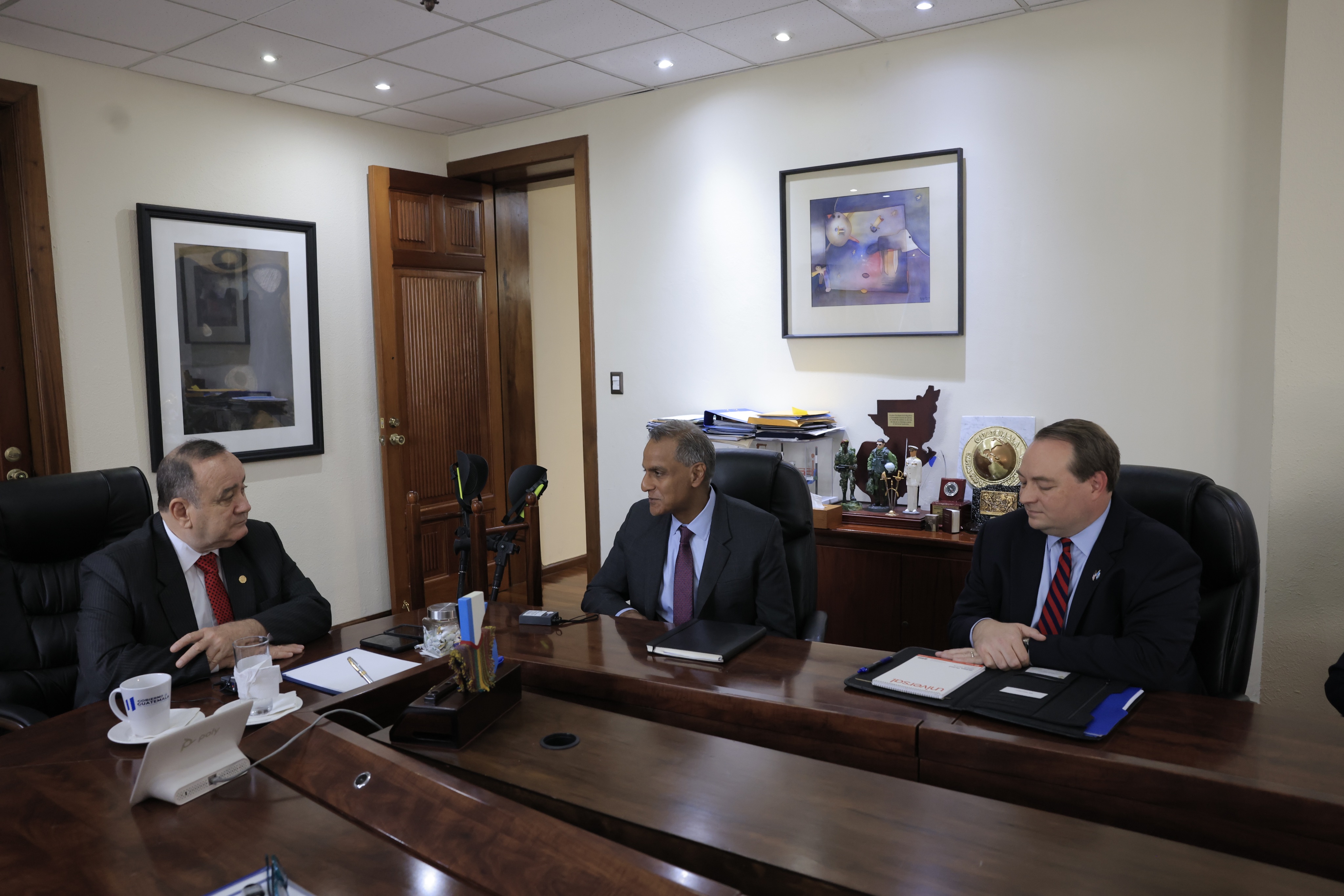 Richard Verma en Guatemala con presidente Alejandro Giammattei