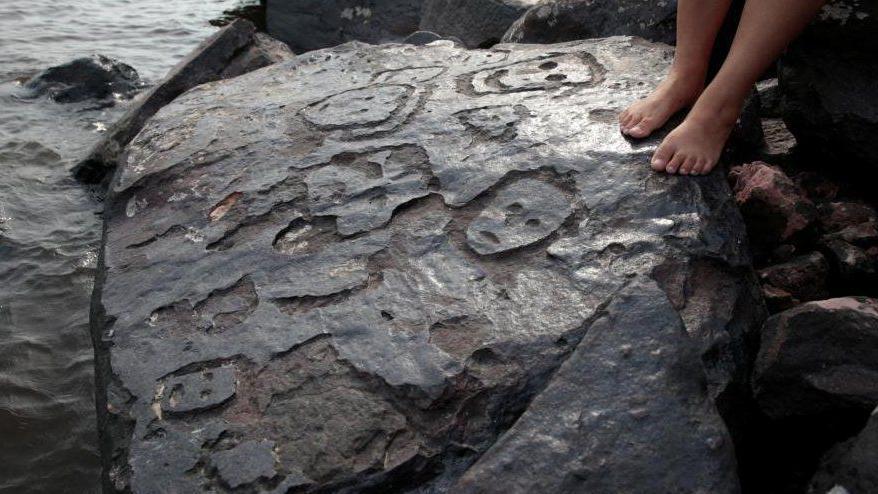 Las rocas talladas quedaron expuestas durante la peor sequía jamás registrada en la zona.

Reuters