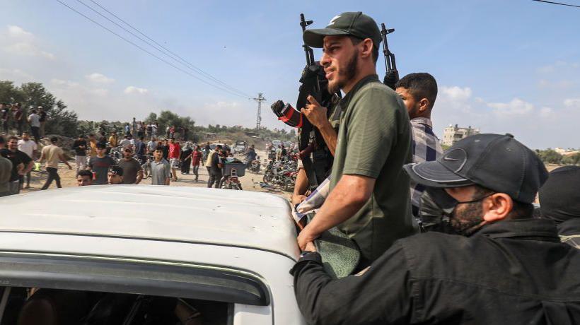 Durante años, Israel ha fortificado la barrera que la separa del pequeño enclave palestino de Gaza. En pocas horas, la imperfección de su impenetrabilidad quedó expuesta. (Foto Prensa Libre: Getty Images)