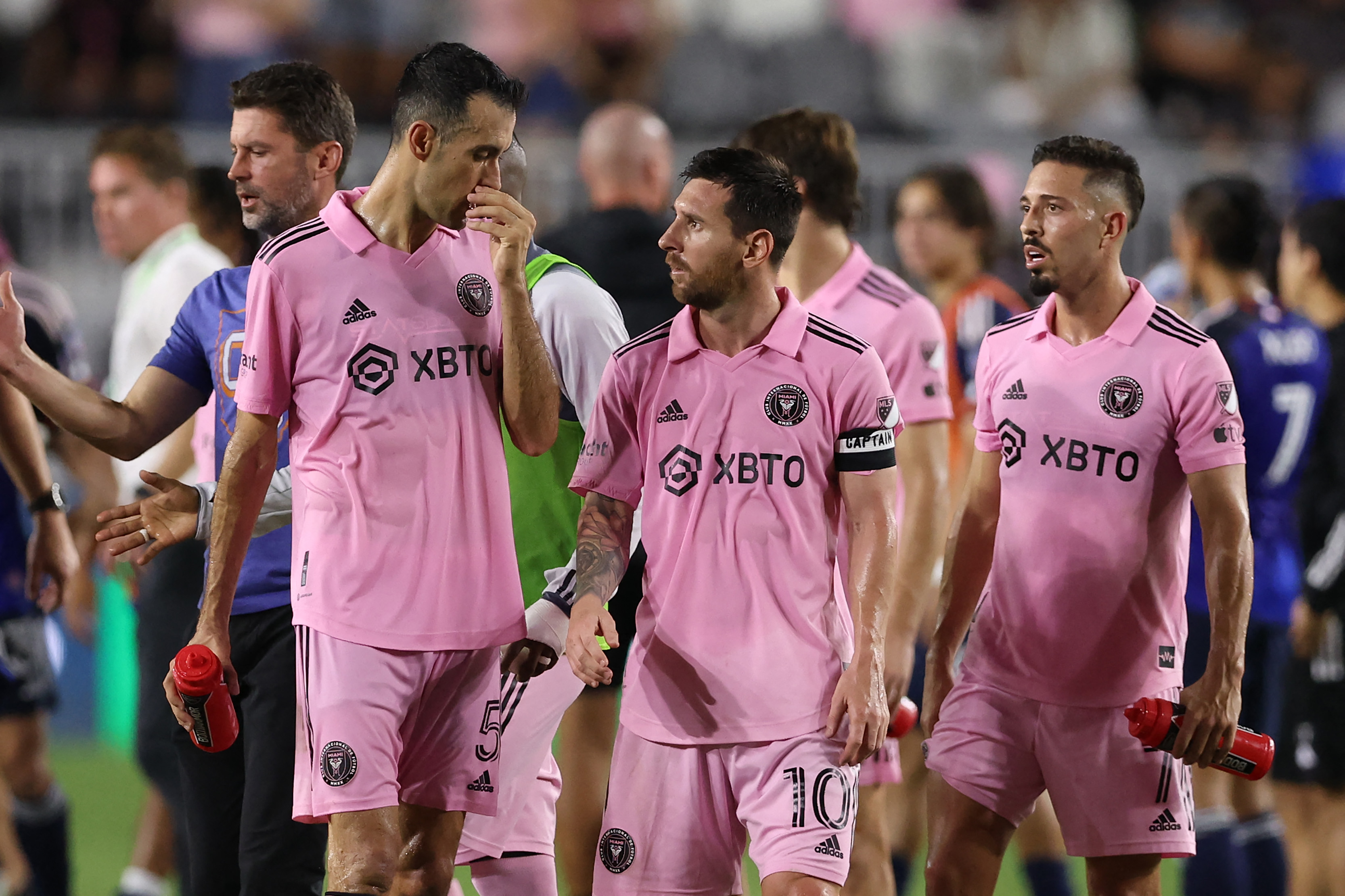 Los jugadores del Inter Miami, Lionel Messi y Sergio Busquets, después de perder el duelo ante el FC Cincinnati en el DRV PNK de Fort Lauderdale, Florida. (Foto Prensa Libre: AFP)