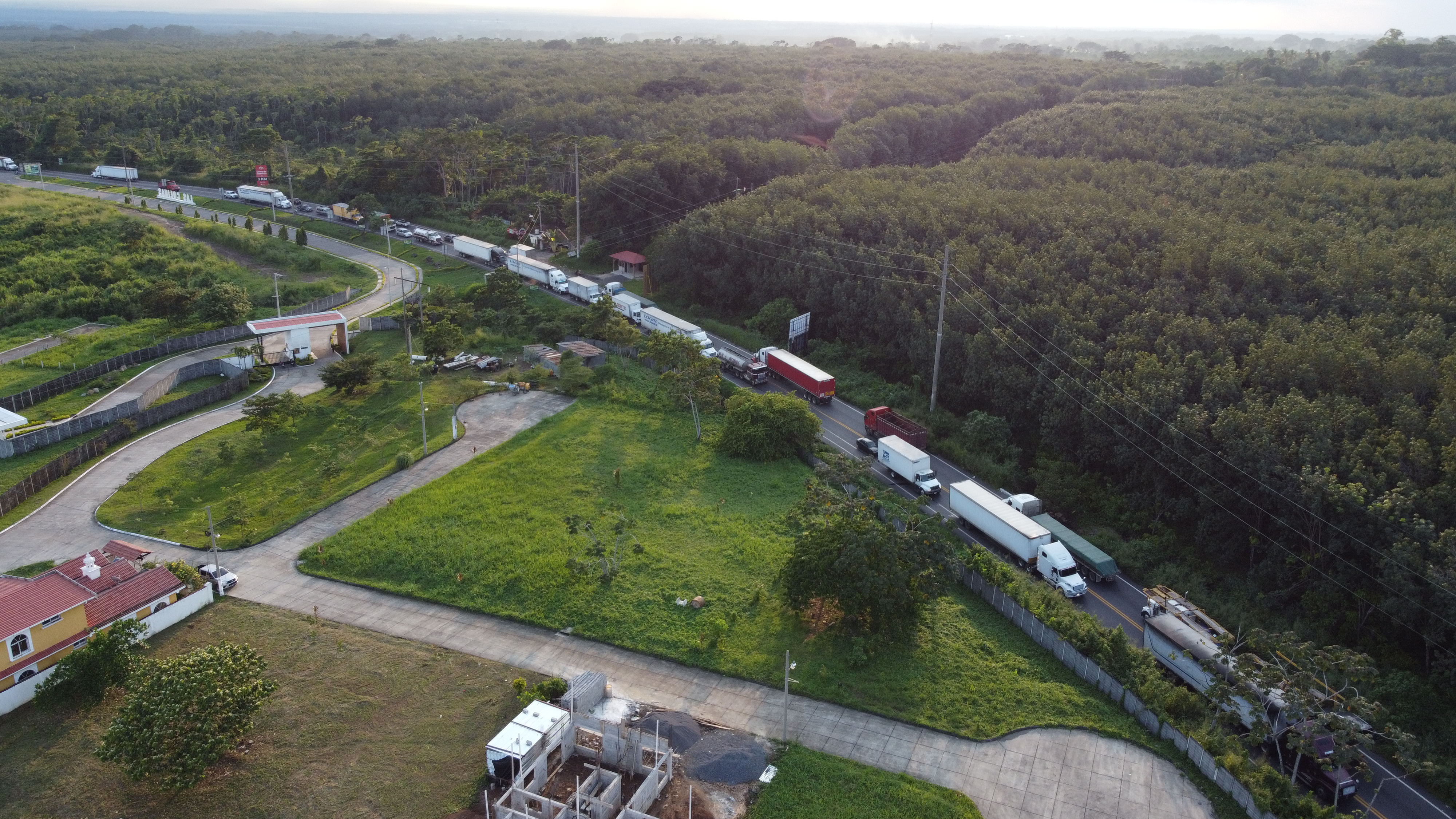 Tres vehículos livianos y un tráiler colisionaron la noche de ayer en el km 163 de ruta CA2 en el cruce conocido como el Triángulo en Mazatenango. (Foto Prensa Libre: Marvin Tunchez=