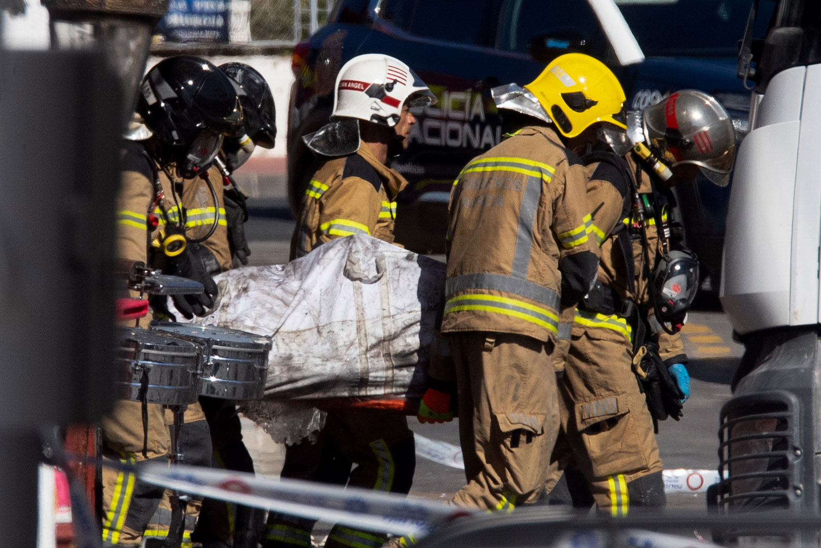 La Policía Nacional ha confirmado la muerte de once personas el  domingo en el incendio del local de ocio de Murcia Fonda Milagros, que se extendió a las discoteca anexa Teatre y de esta a la llamada Golden, frecuentada por la comunidad latina. (Foto Prensa Libre: EFE)