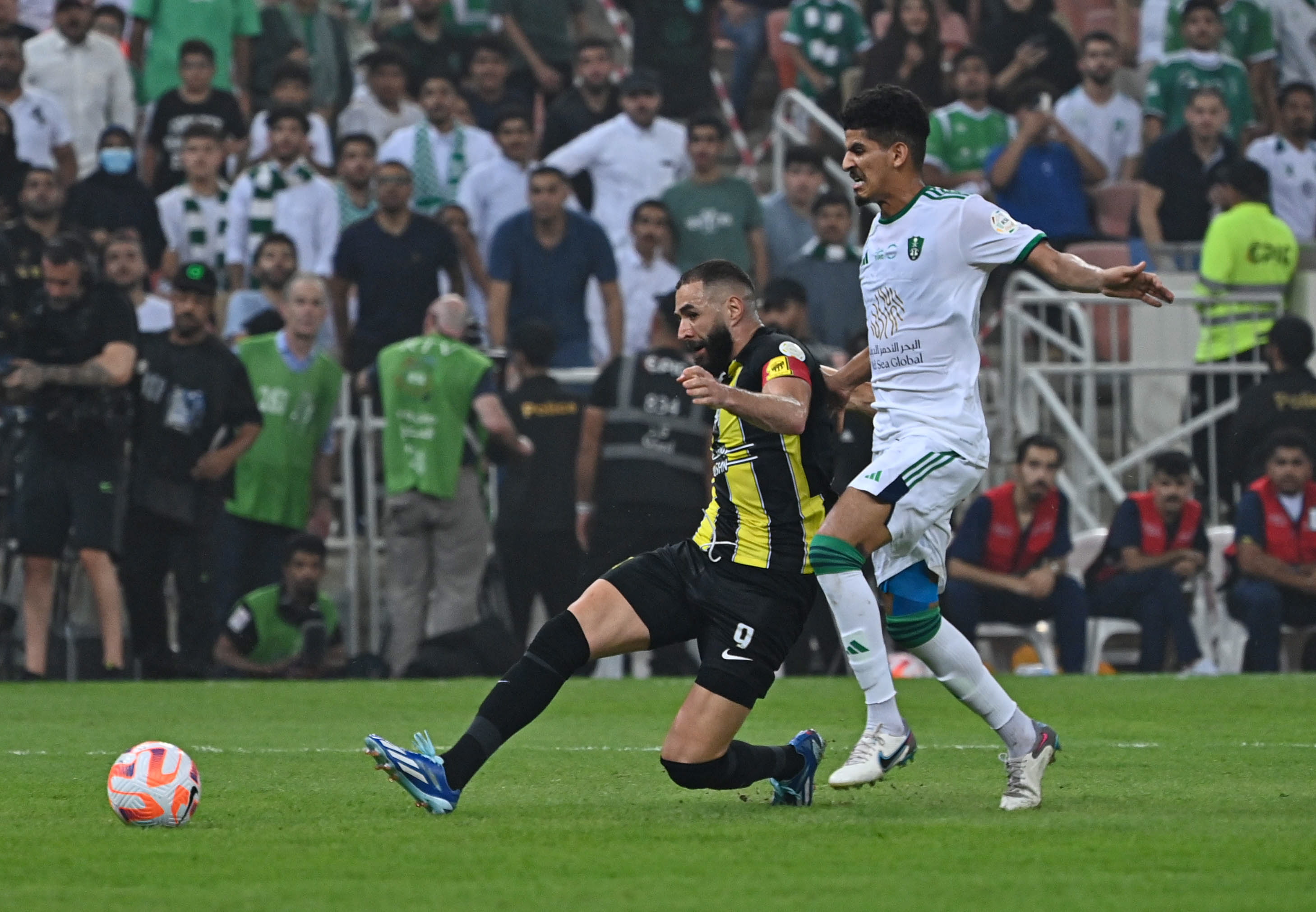 Benzema en un partido de la liga Saudí. Foto Prensa Libre (EFE)