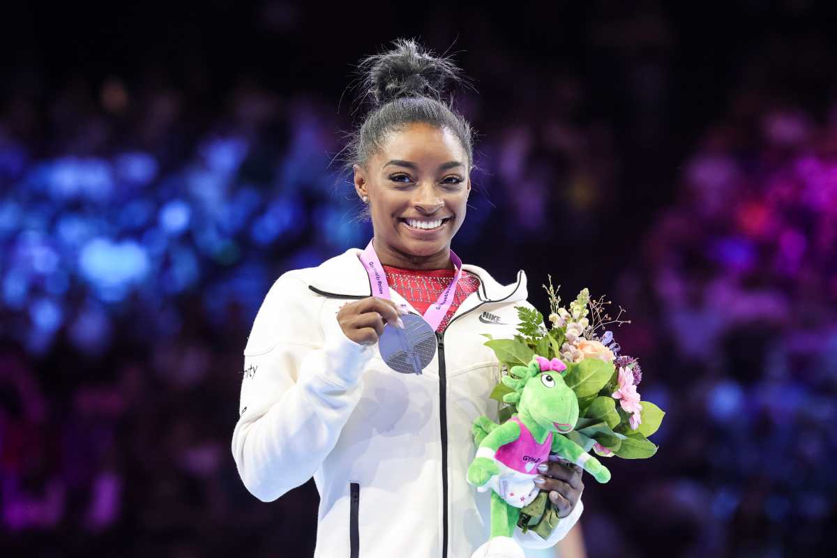 La medallista de plata, Simone Biles, posa con el metal luego del Campeonato Mundial de Gimnasia Artística en Amberes, Bélgica. (Foto Prensa Libre: EFE) 