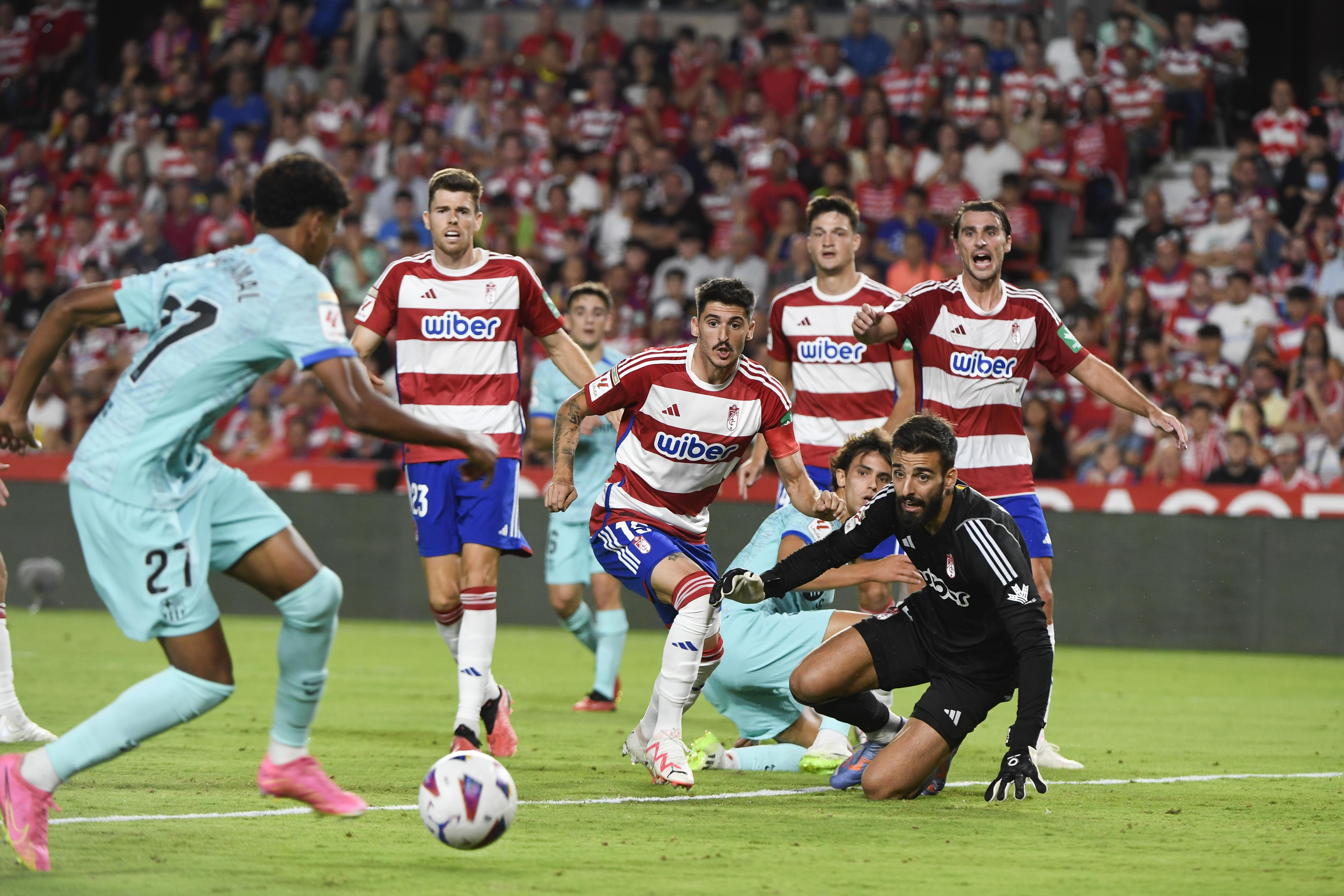 El delantero del FC Barcelona, Lamine Yamal, recibe el balón antes de meter el empate frente al Granada en el estadio Nuevo Los Cármenes. (Foto Prensa Libre: EFE)