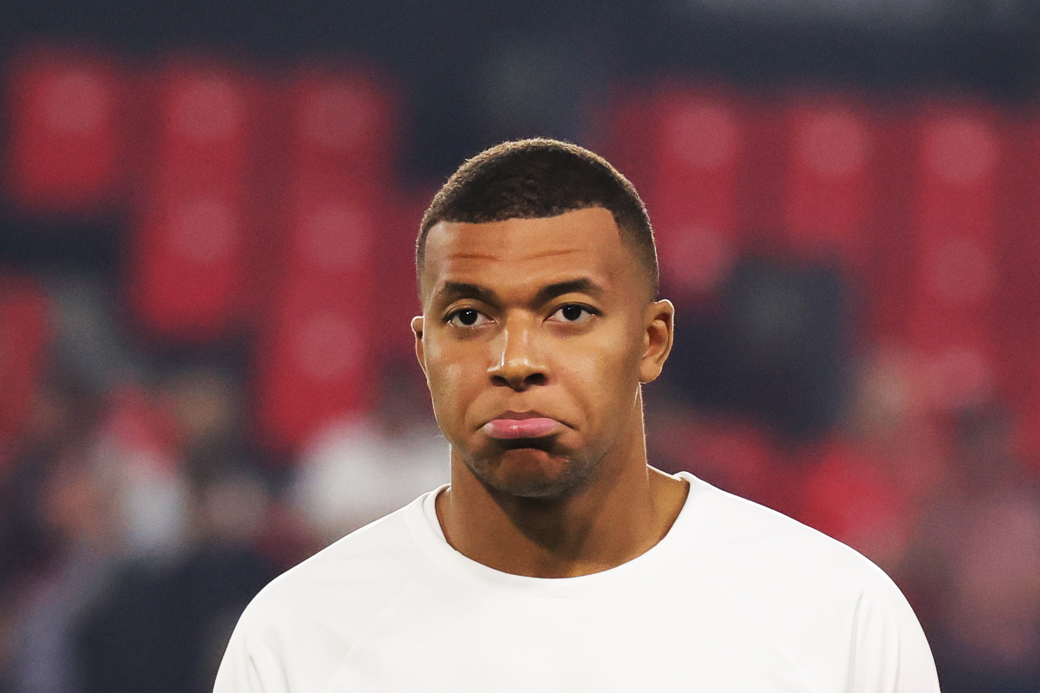 El delantero del Paris Saint Germain, Kylian Mbappe, reacciona durante el partido ante el Stade Rennais. (Foto Prensa Libre: EFE)