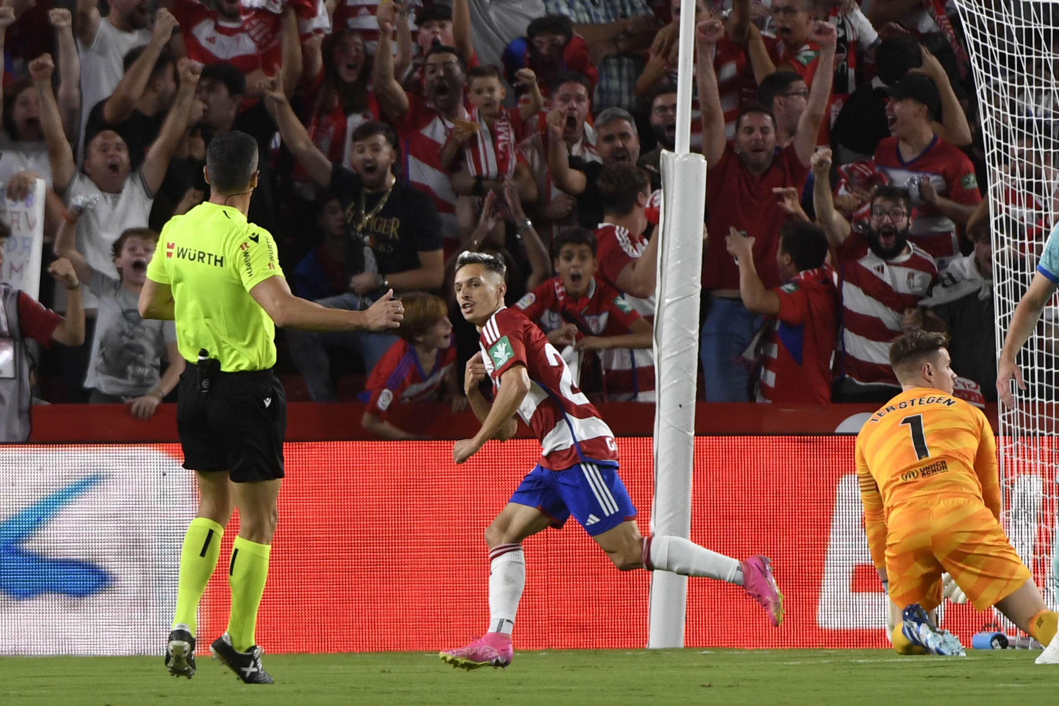 El delantero del Granada, Bryan Zaragoza, celebra el segundo gol de su equipo durante el encuentro frente al FC Barcelona en el estadio Nuevo Los Cármenes. (Foto Prensa Libre: EFE)