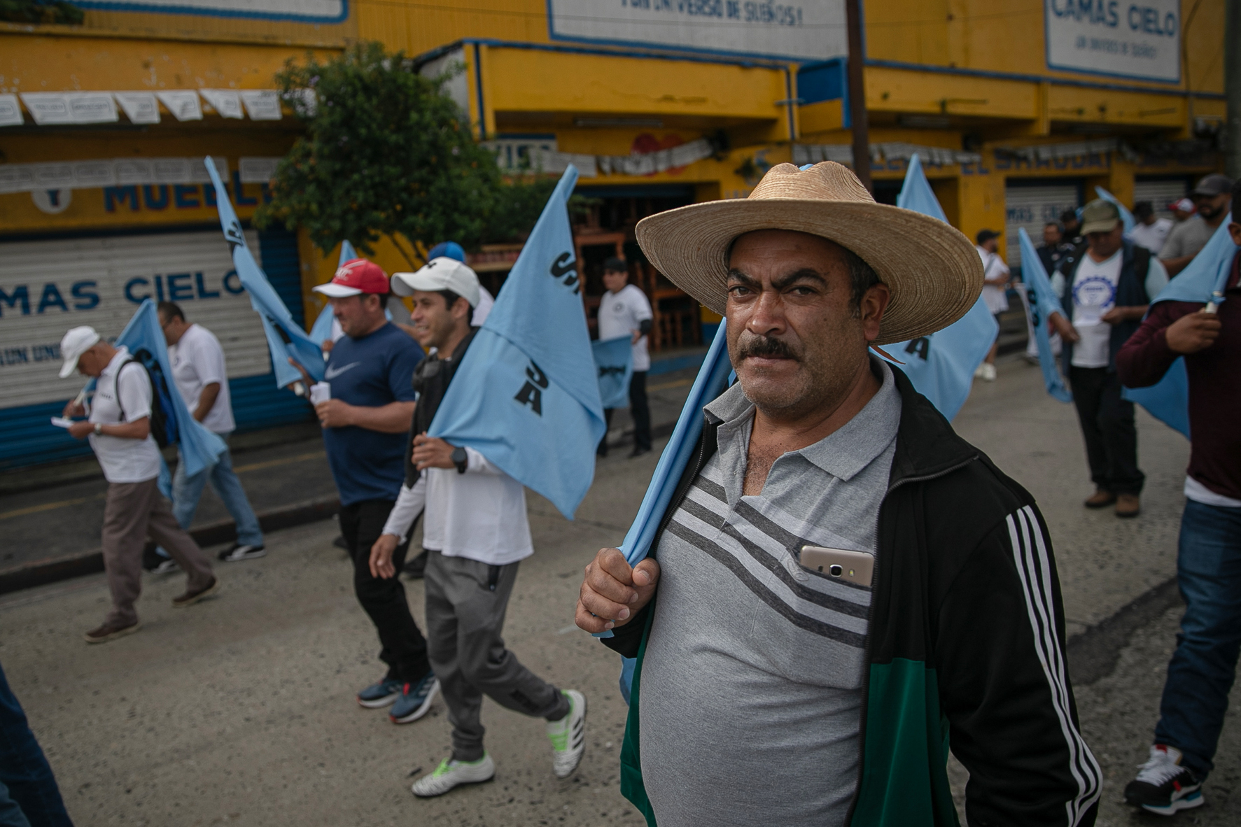 AME8961. CIUDAD DE GUATEMALA (GUATEMALA), 20/10/2023.- Personas se manifiestan hoy, en Ciudad de Guatemala (Guatemala). Cientos de indígenas y miembros de sindicatos de diferentes sectores de Guatemala participan en una marcha para conmemorar la Revolución del 20 de octubre de 1944, a la que se le atribuye la modernización del Estado. EFE/ David Toro