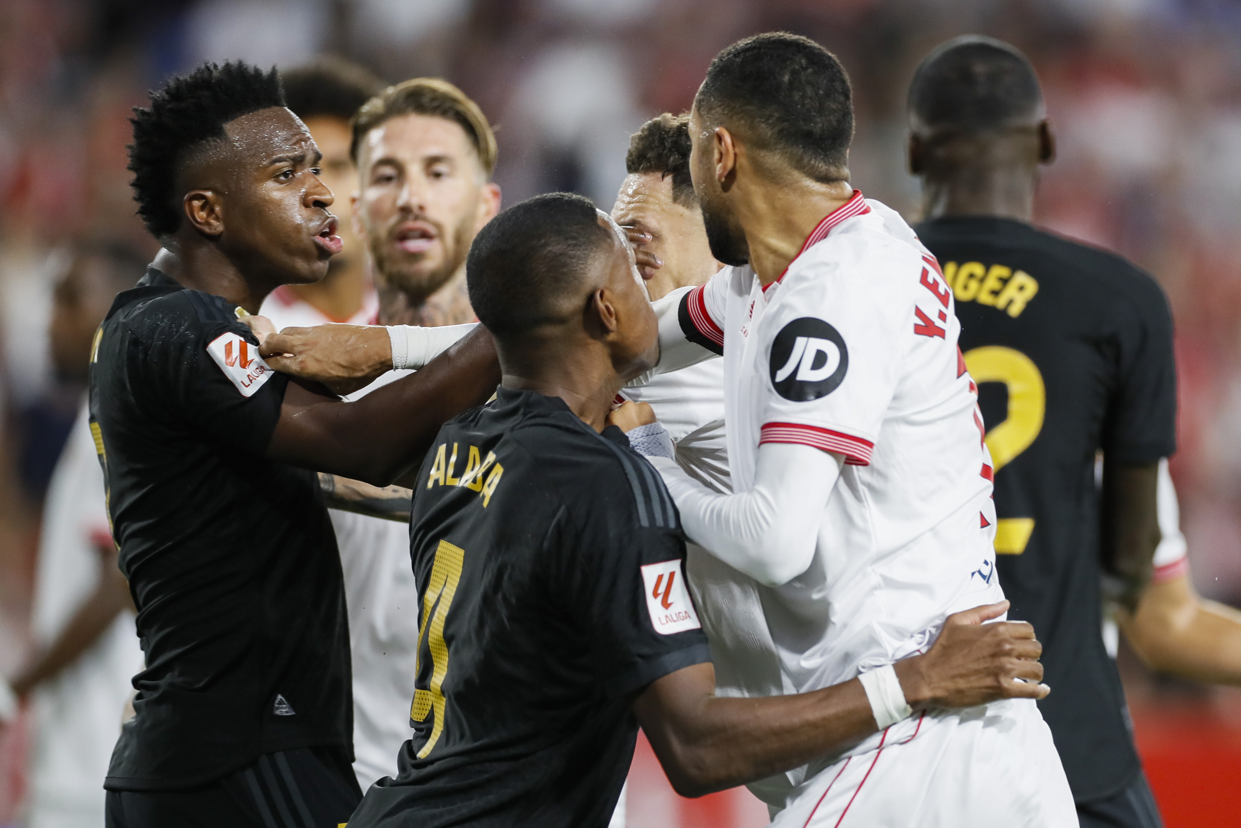 Enfrentamientos entre los jugadores del Sevilla FC y Real Madrid en el estadio Ramón Sánchez Pizjuán. (Foto Prensa Libre: EFE)