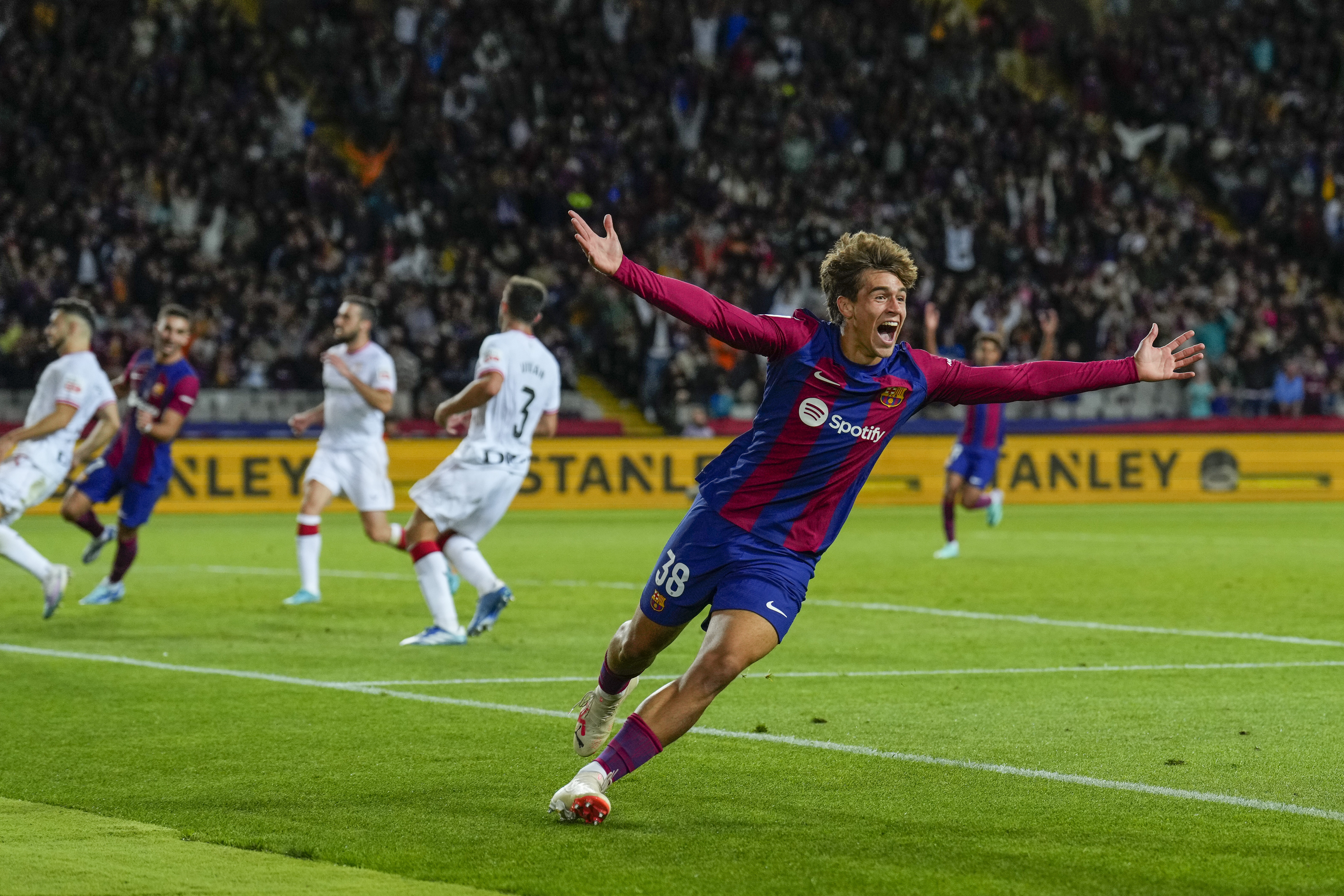 El canterano debutante del FC Barcelona Marc Guiu (d) anota su primer gol con el primer equipo ante el Athletic Club. (Foto Prensa Libre: EFE)