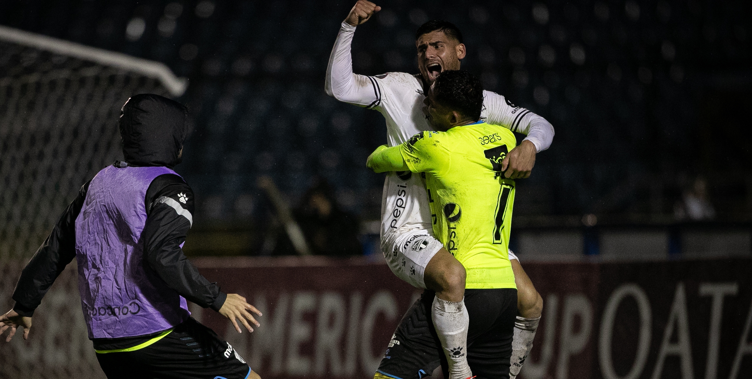 José Pinto (centro) de Comunicaciones celebra junto al guardameta Freddy López tras anotar el penal definitivo para derrotar al Cartaginés. Foto Prensa Libre (EFE) 