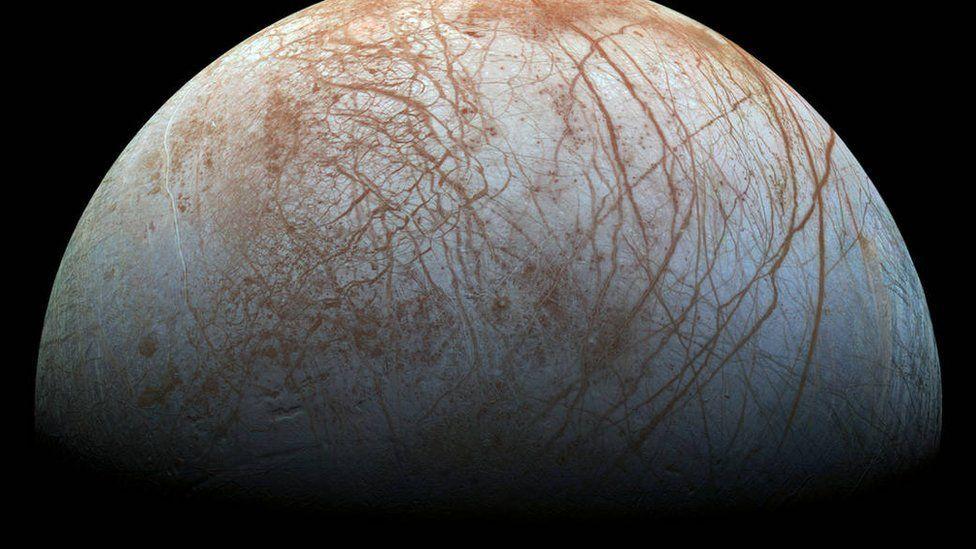 Europa, una de las lunas heladas de Júpiter es el lugar de nuestro Sistema Solar con más posibilidades de albergar vida extraterrestre. (ESA)