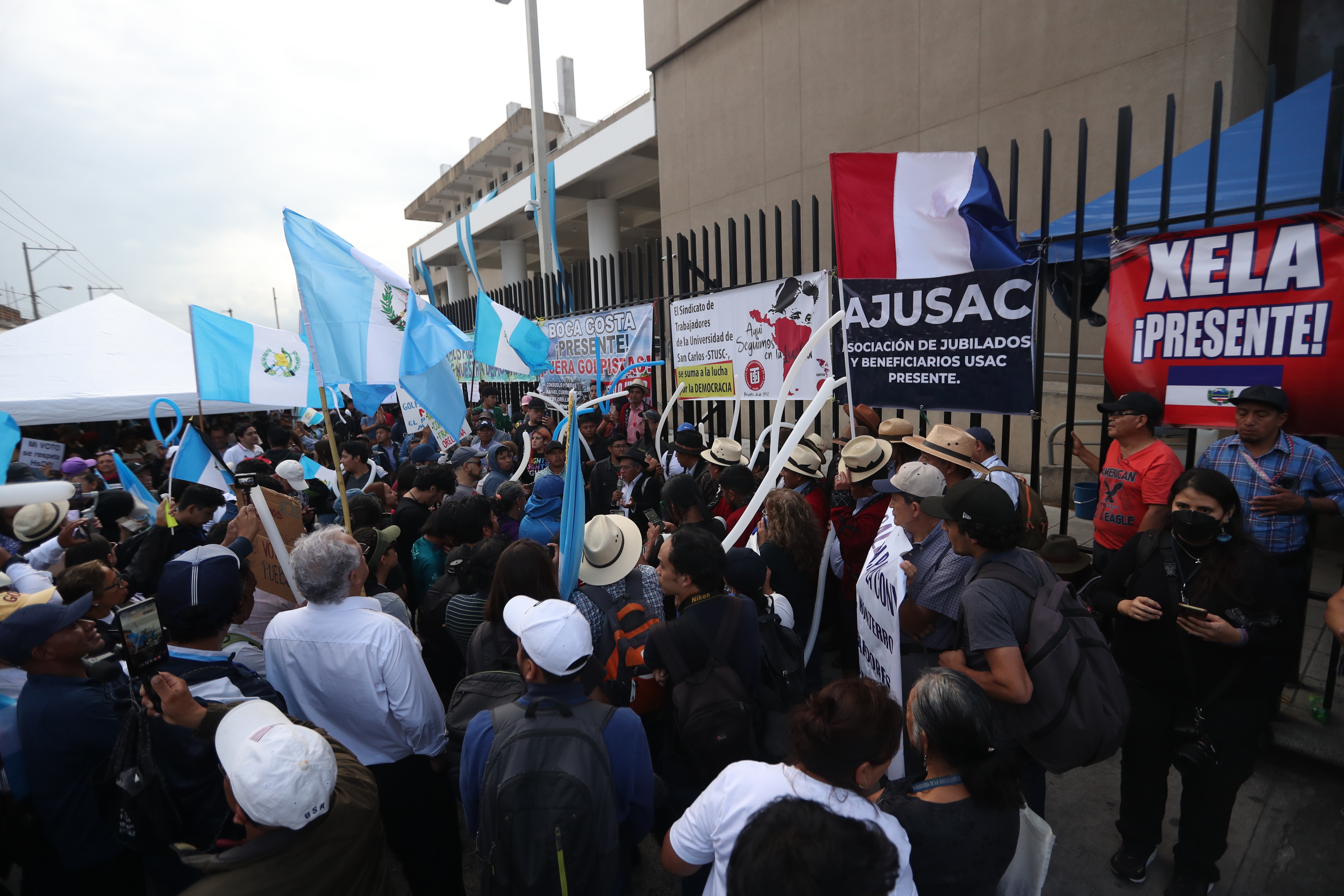 Líderes de los 48 Cantones de Totonicapán llevan varios días de manifestar frente al Ministerio Público. (Foto Prensa Libre: Juan Diego González)