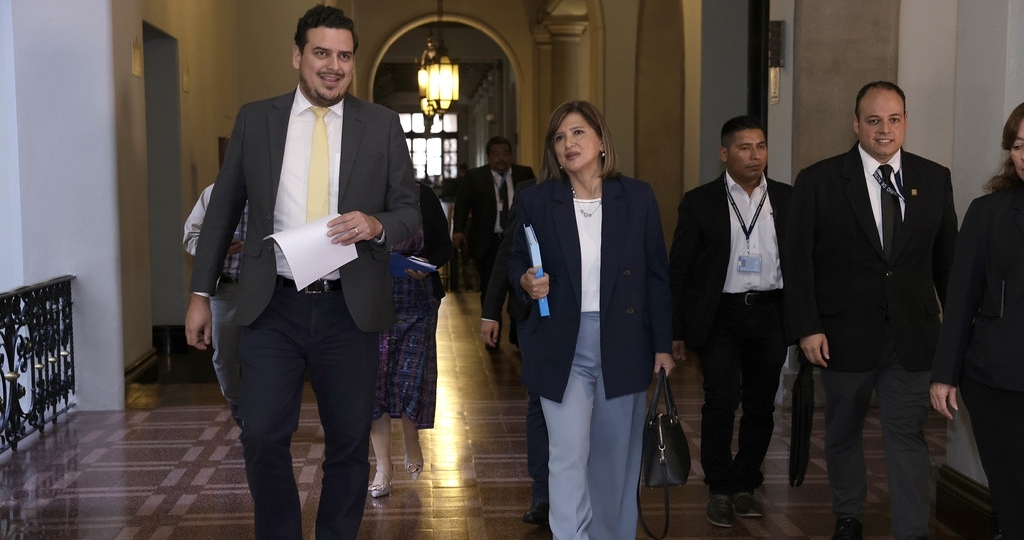 La vicepresidenta electa, Karin Herrera, se reúnen con funcionarios del gobierno actual en seguimiento al proceso de transición. (Foto Prensa Libre: Gobierno de Guatemala)