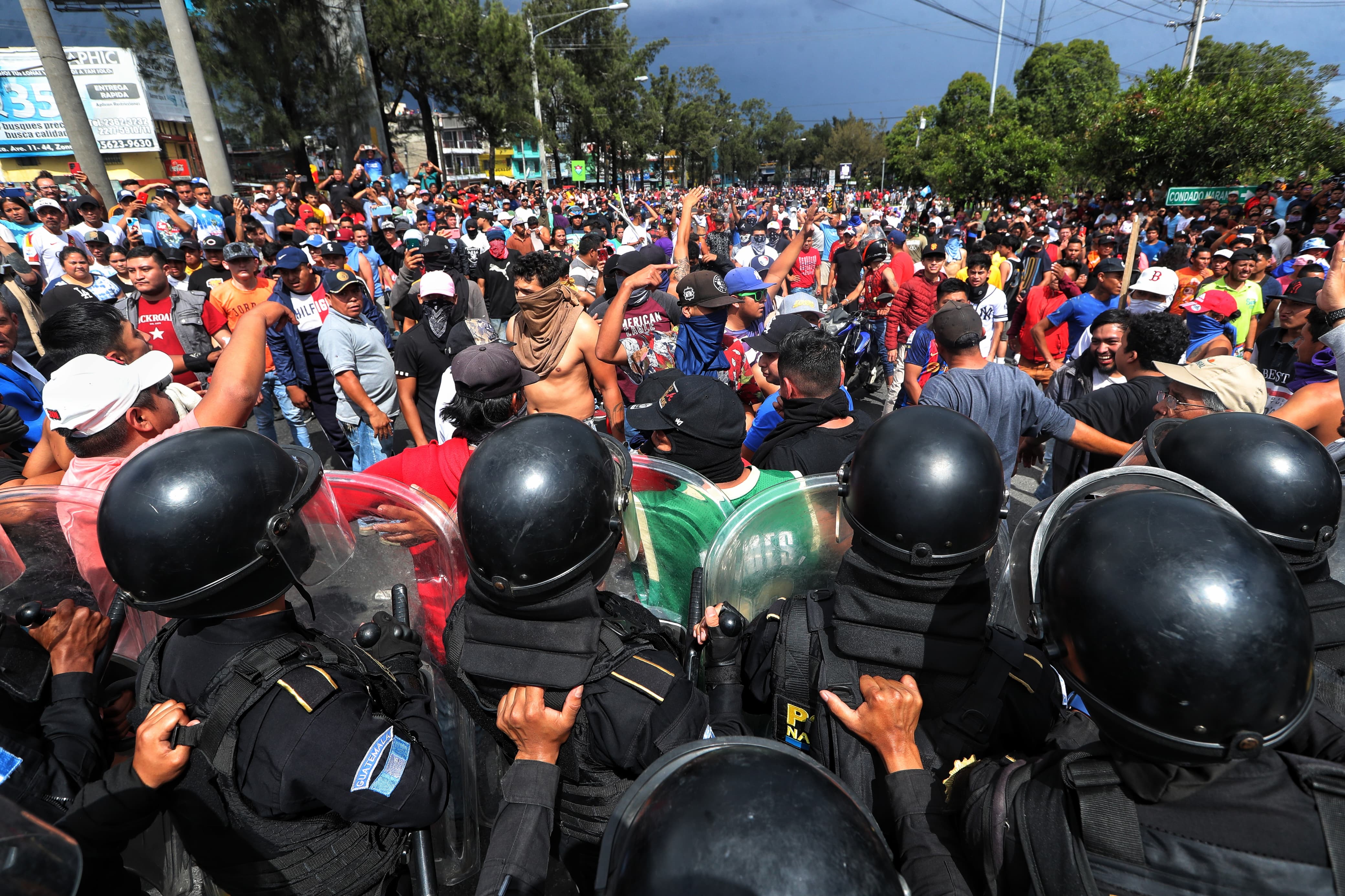 Este martes 10 de octubre se vivieron jornadas de protestas en la capital, donde la intervención de la PNC causó mementos de tensión. (Foto Prensa Libre: Esbin García)