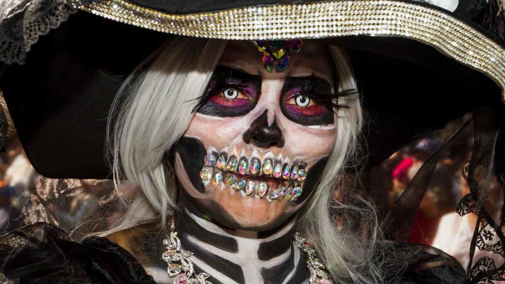 El folclor ha otorgado durante años una representación humana a la muerte. En México es común representar a la muerte con la Catrina.  