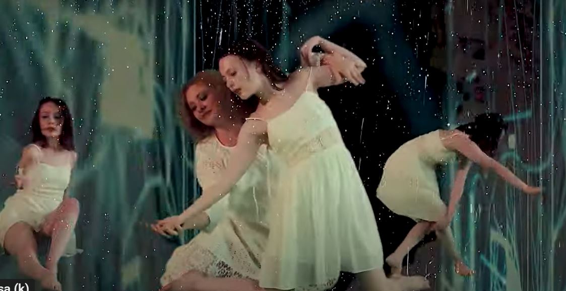 Magda Angélica junto a Lluvia Luna durante la grabación del video de la versión electrónica de "Armónicos".  (Foto Prensa Libre: cortesía Magda Angélica)