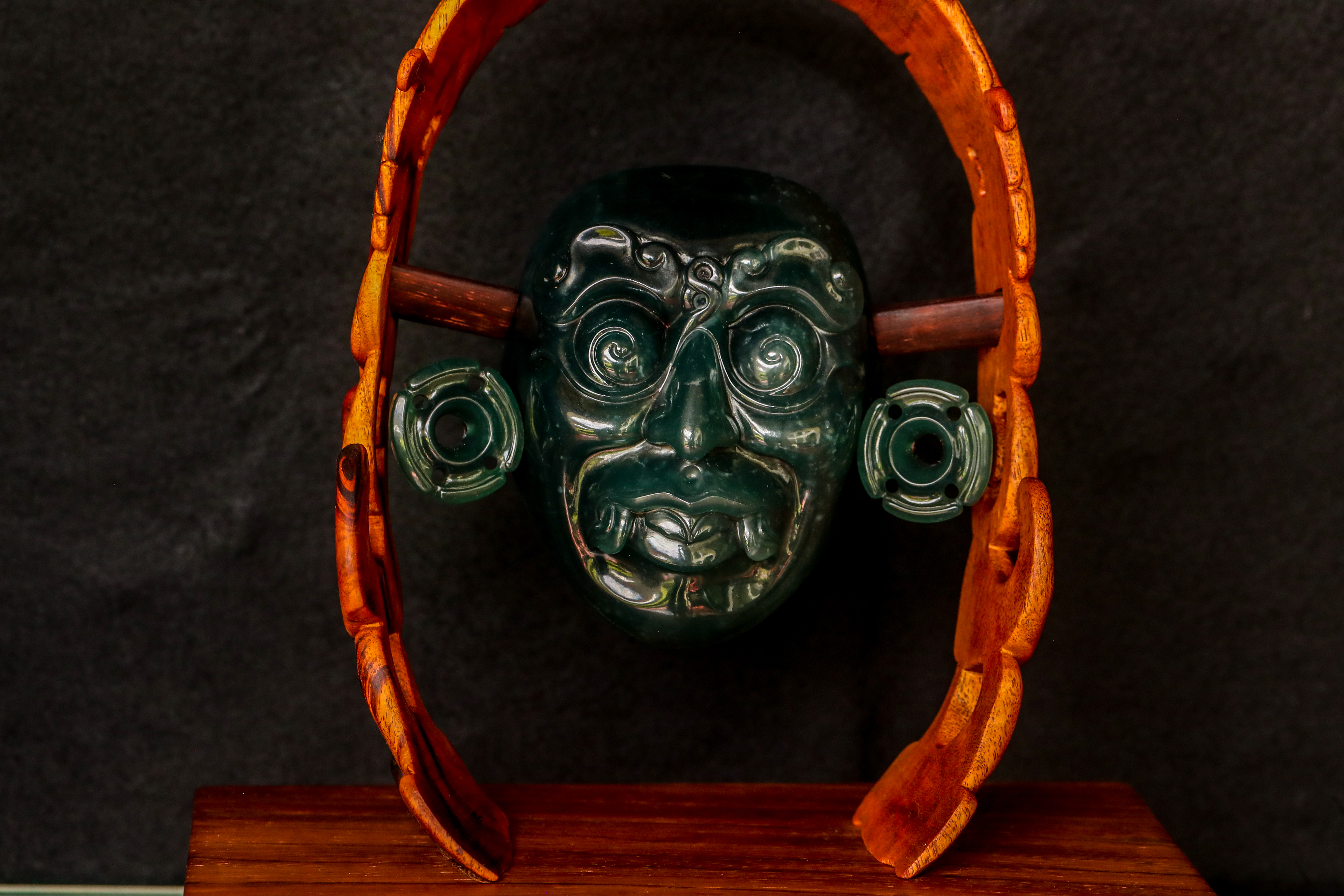 El jade fue utilizado por los olmecas, mayas y aztecas y ocupó un lugar destacado en muchos mitos y cuentos populares. Por ejemplo, que esta piedra tiene fama de traer belleza y larga vida a quien la lleva. Algunas tradiciones orientales insisten en que también trae riqueza y buena fortuna.  (Foto Prensa Libre: Juan Diego González)