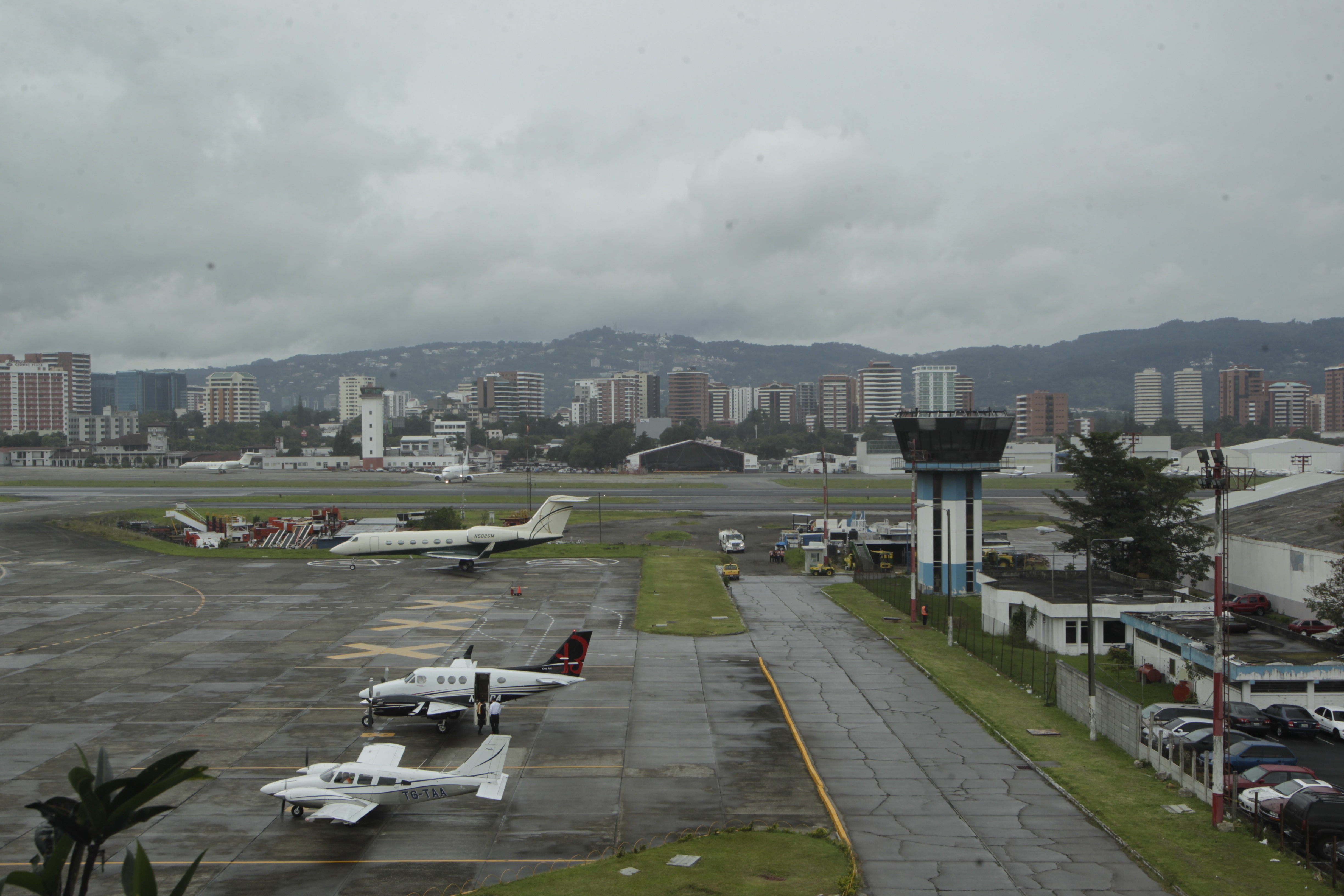 Aviones en el aeropuerto La Aurora. Esta terminal aérea podría quedarse sin combustible para las aeronaves en los próximos días. (Foto Prensa Libre: Hemeroteca PL)