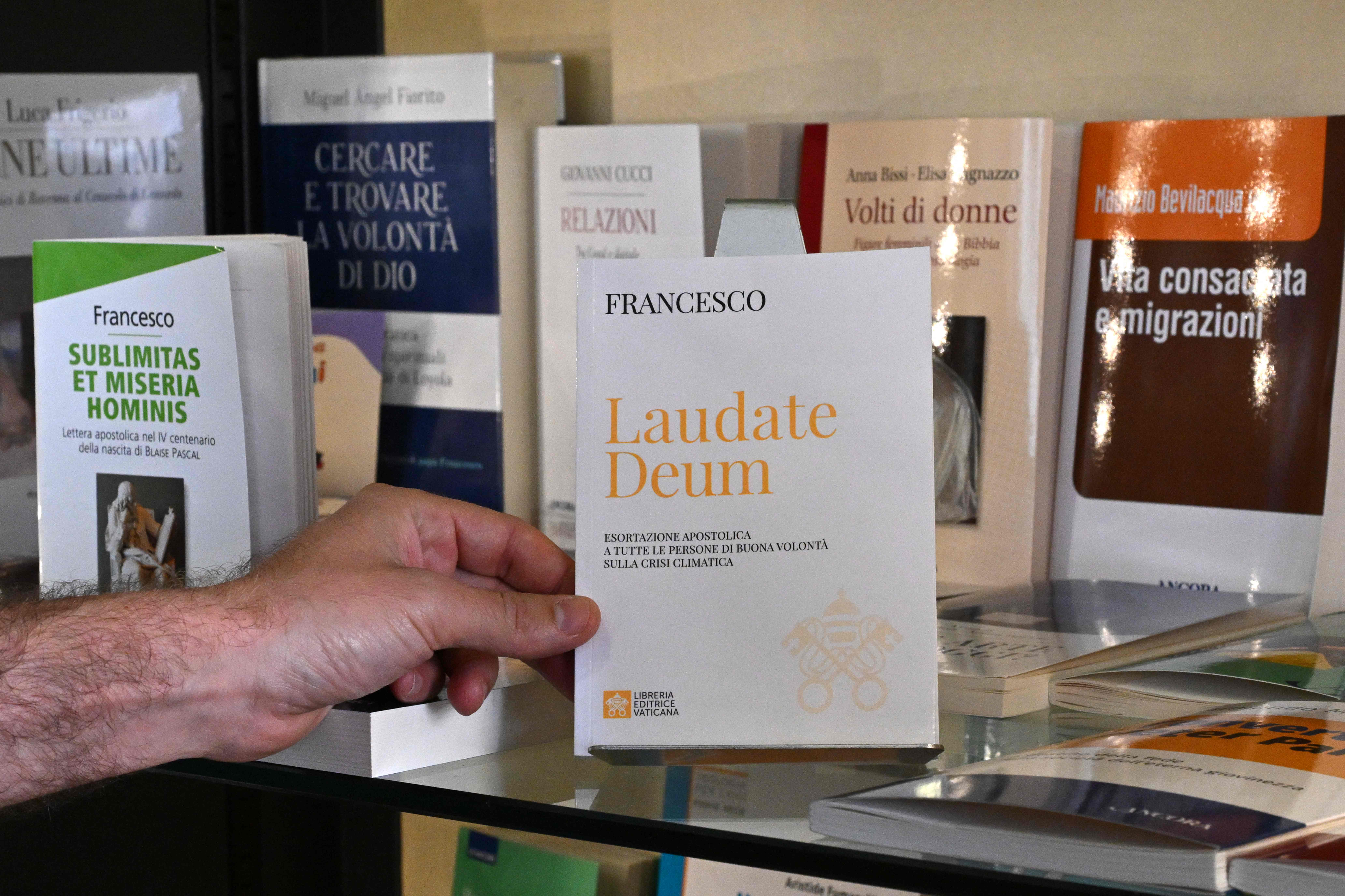 El libro "Laudato Si" ("Alabado seas"), una tesis del papa Francisco sobre el cambio climático, fue lanzado el 4 de octubre de 2023. Ocho años después de publicar una tesis histórica que describe la devastación del cambio climático provocado por el hombre, el pontífice publicó una continuación en la que advertía que algunos daños eran "ya irreversibles". (Foto Prensa Libre: AFP)
