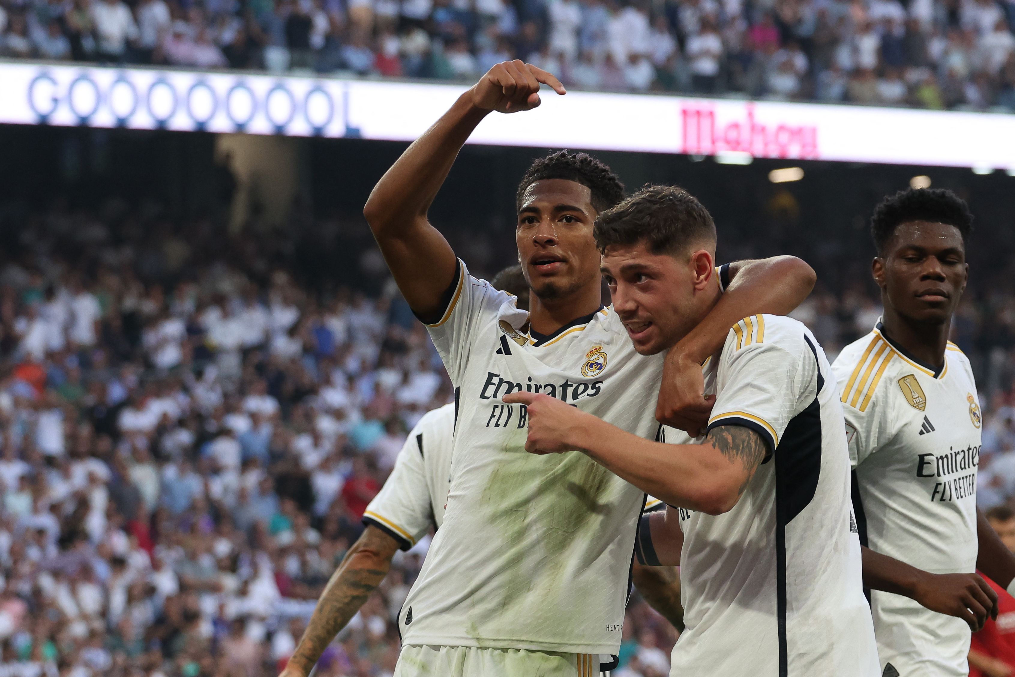 Los jugadores del Real Madrid, Jude Bellingham, Federico Valverde y Aureliente Tchouaméni, celebran el segundo gol al CA Osasuna. (Foto Prensa Libre: AFP)