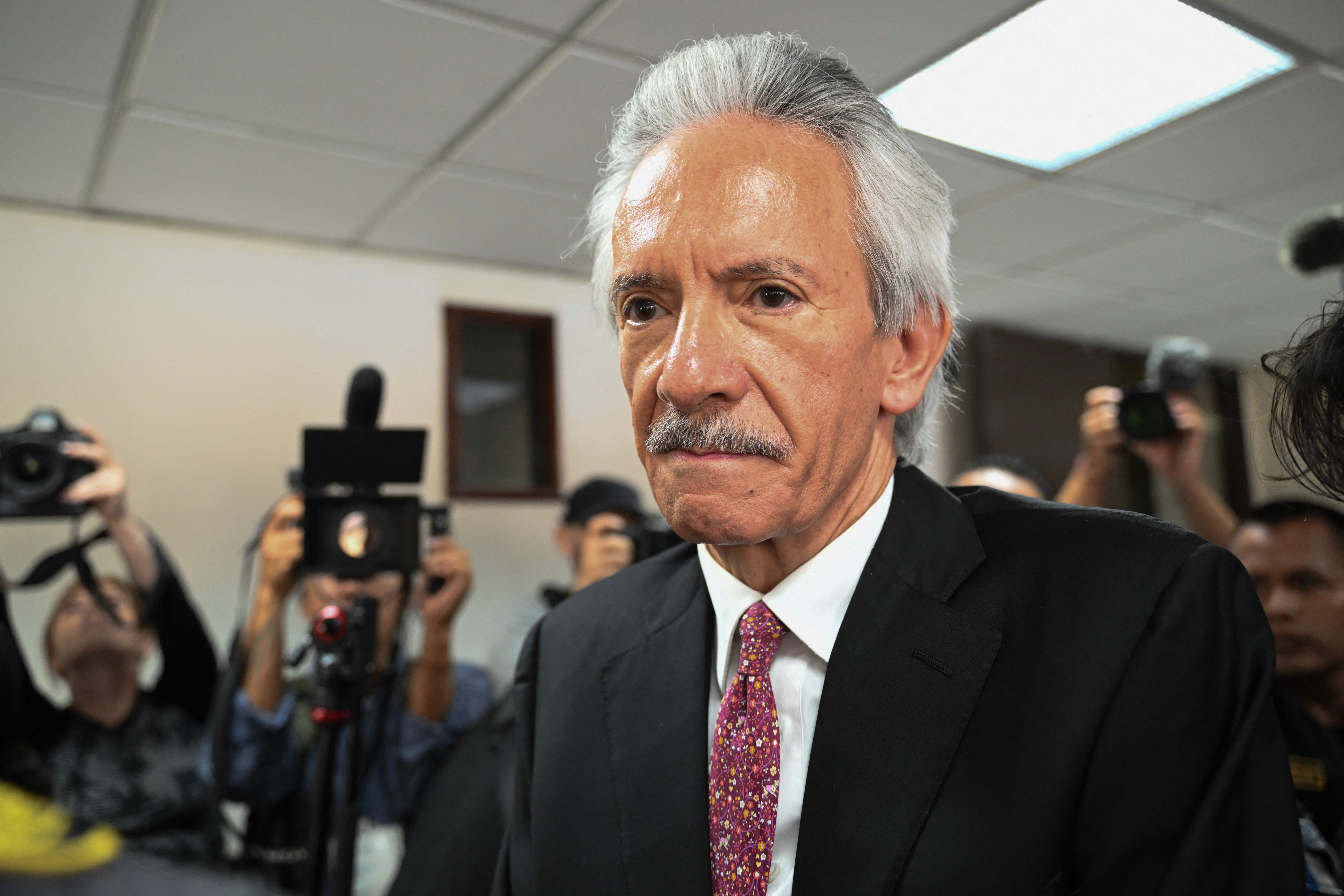 Foto de archivo de Jose Ruben Zamora, presidente de elPeriódico, llega a una audiencia a los tribunales de Guatemala. (Foto Prensa Libre: AFP)