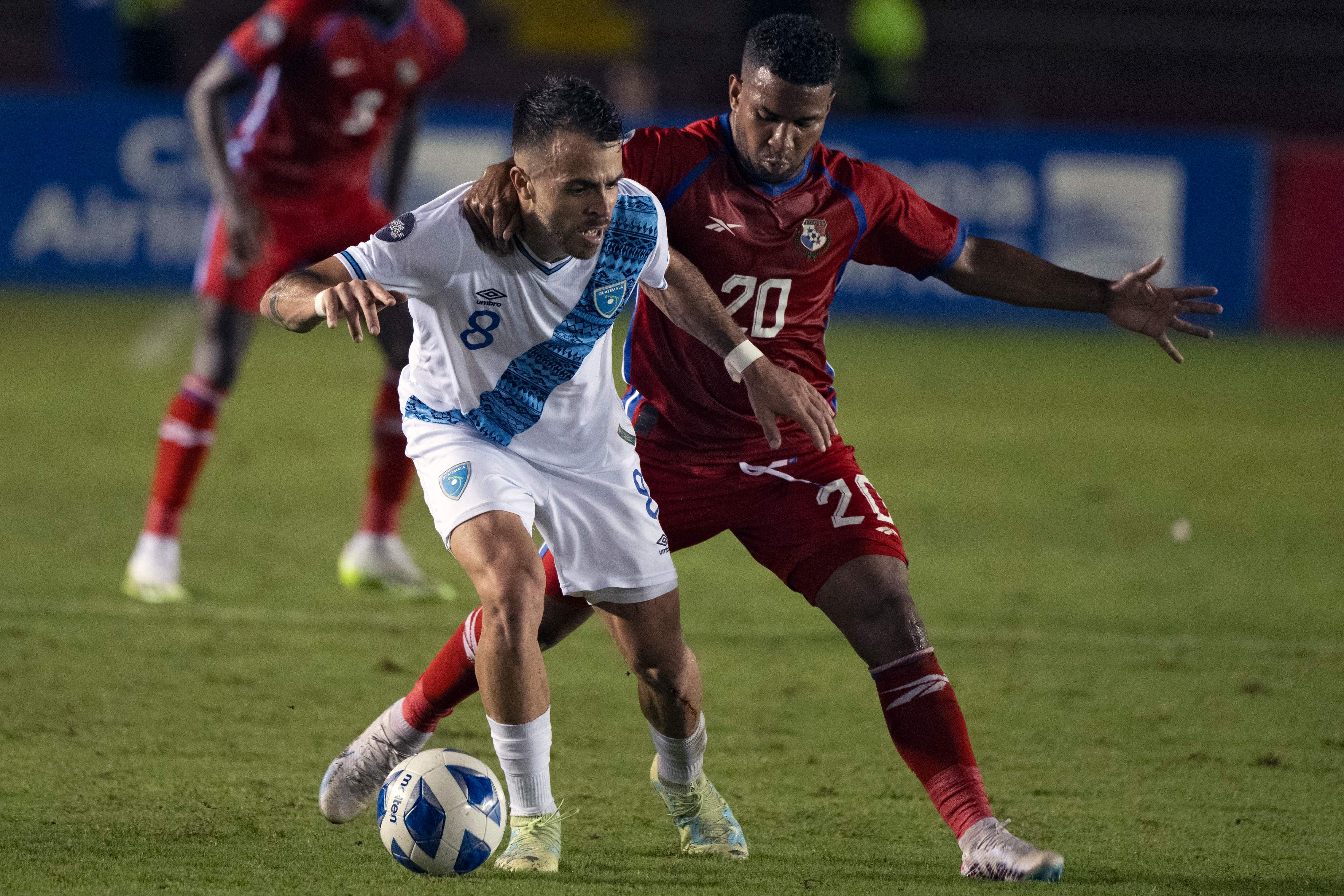 Rodrigo Saravia ante la marca de Jose Murillo de Panamá.