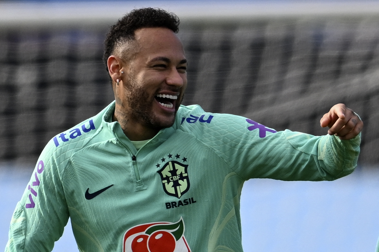 Neymar con Brasil en un entrenamiento.