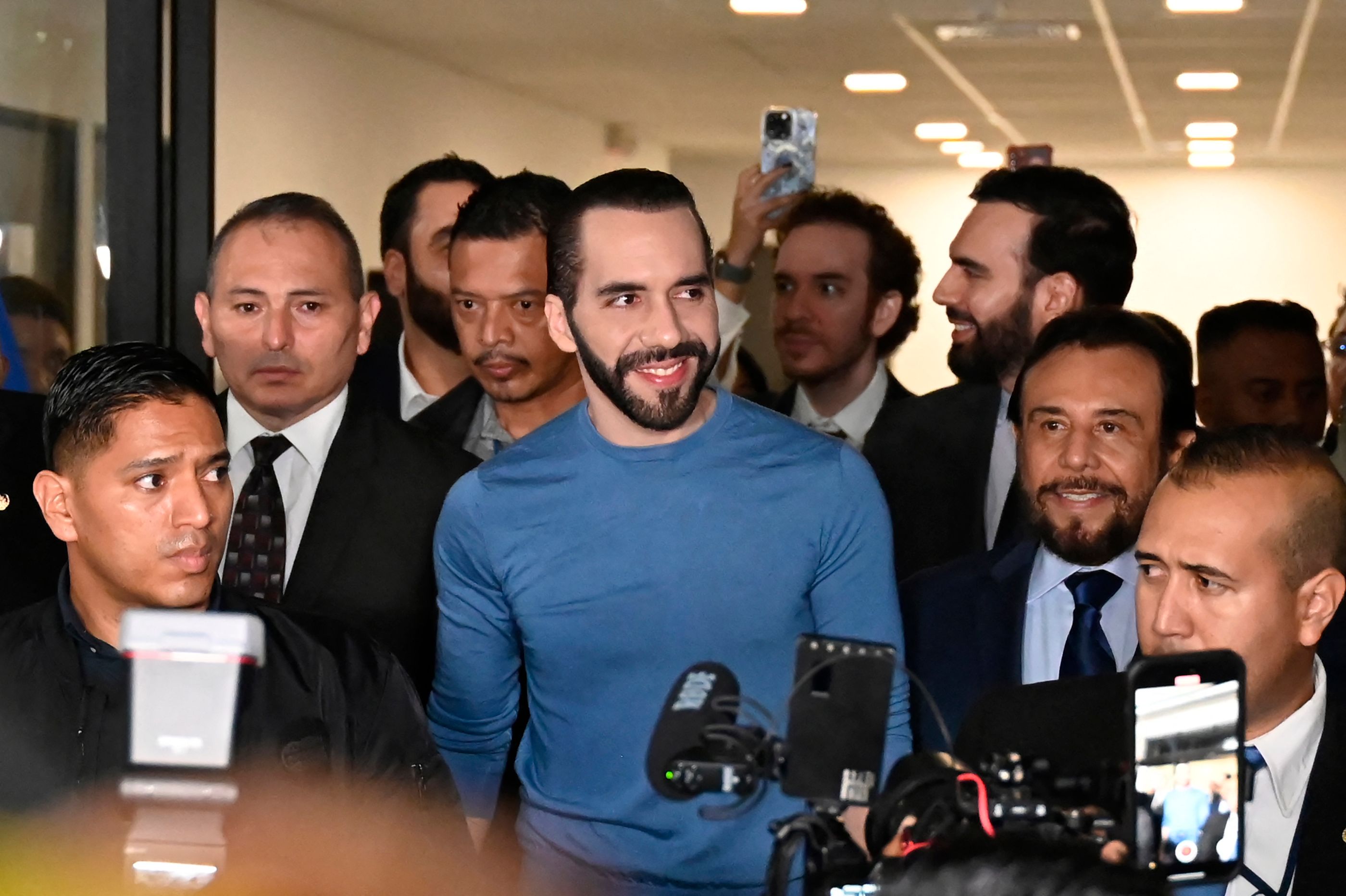 El presidente de El Salvador, Nayib Bukele (C) a su llegada al Tribunal Supremo Electoral de El Salvador para inscribirse como candidato a la elección presidencial del 2024. (Foto Prensa Libre:  AFP)