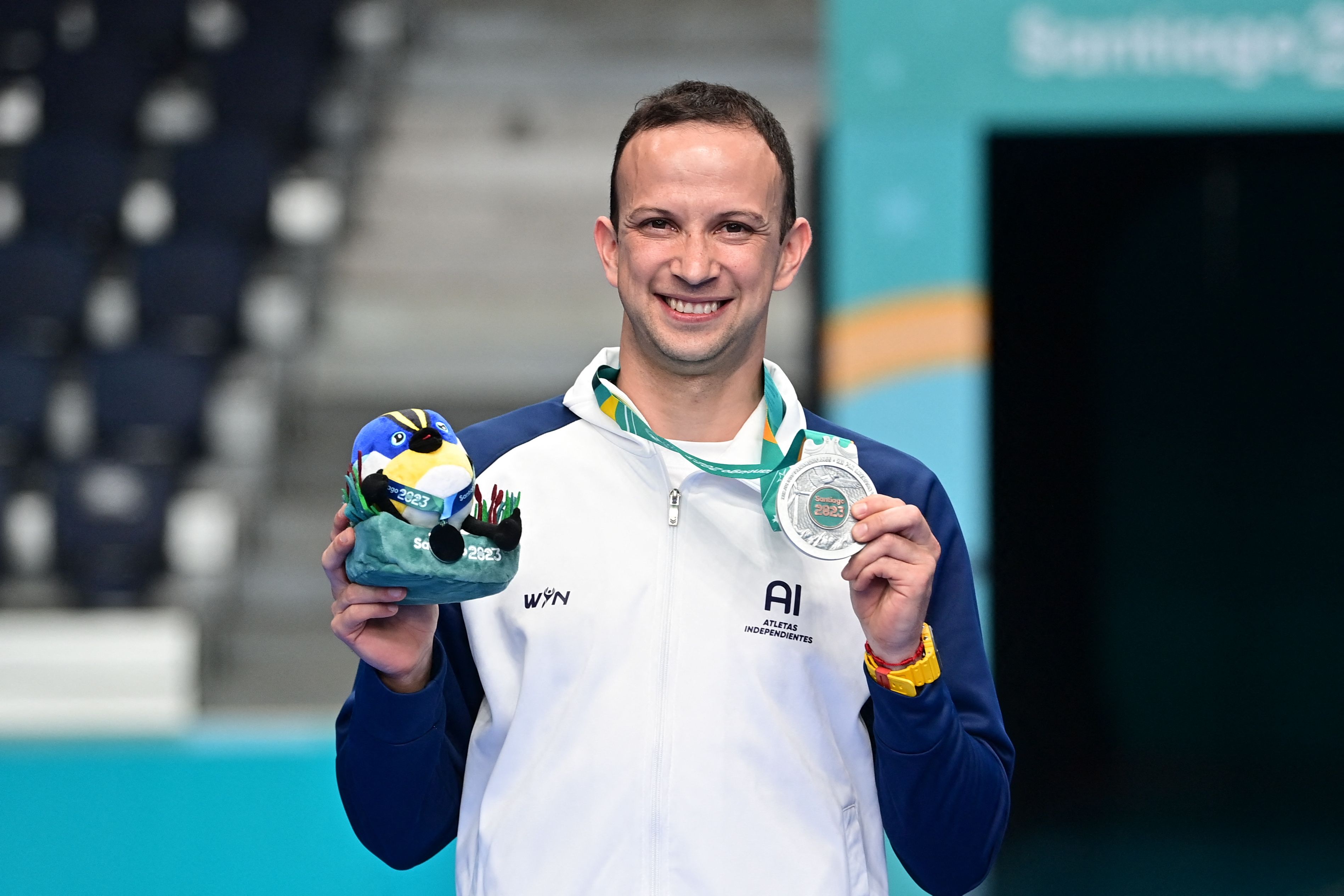 Kevin Cordón luce la medalla de plata que ganó en Santiago 2023. Foto Prensa Libre (AFP)