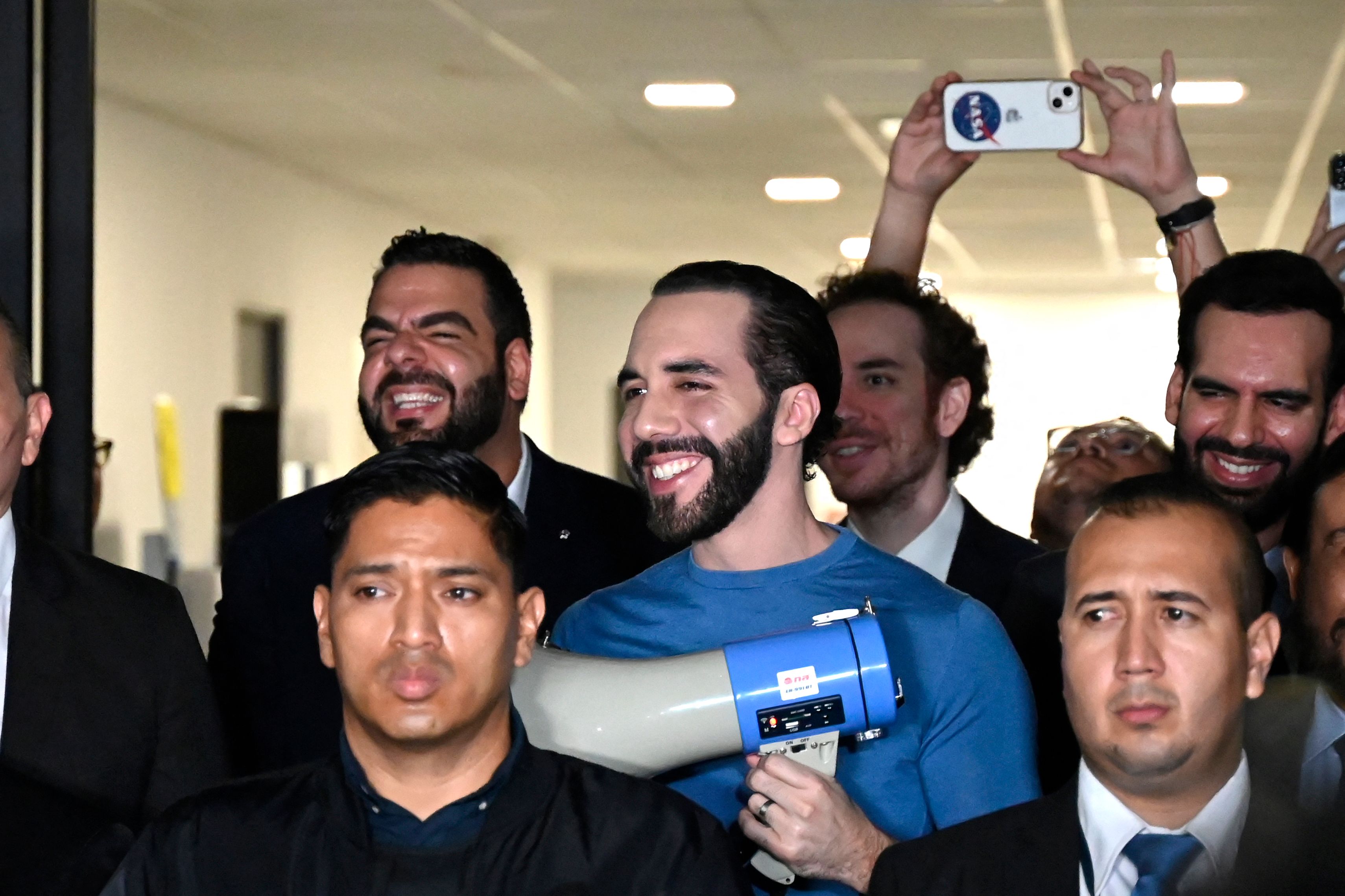 Fotografía de archivo tomada el 26 de octubre de 2023 muestra al presidente salvadoreño, Nayib Bukele, llegando al Tribunal Supremo Electoral de El Salvador. (Foto por MARVIN RECINOS / AFP)