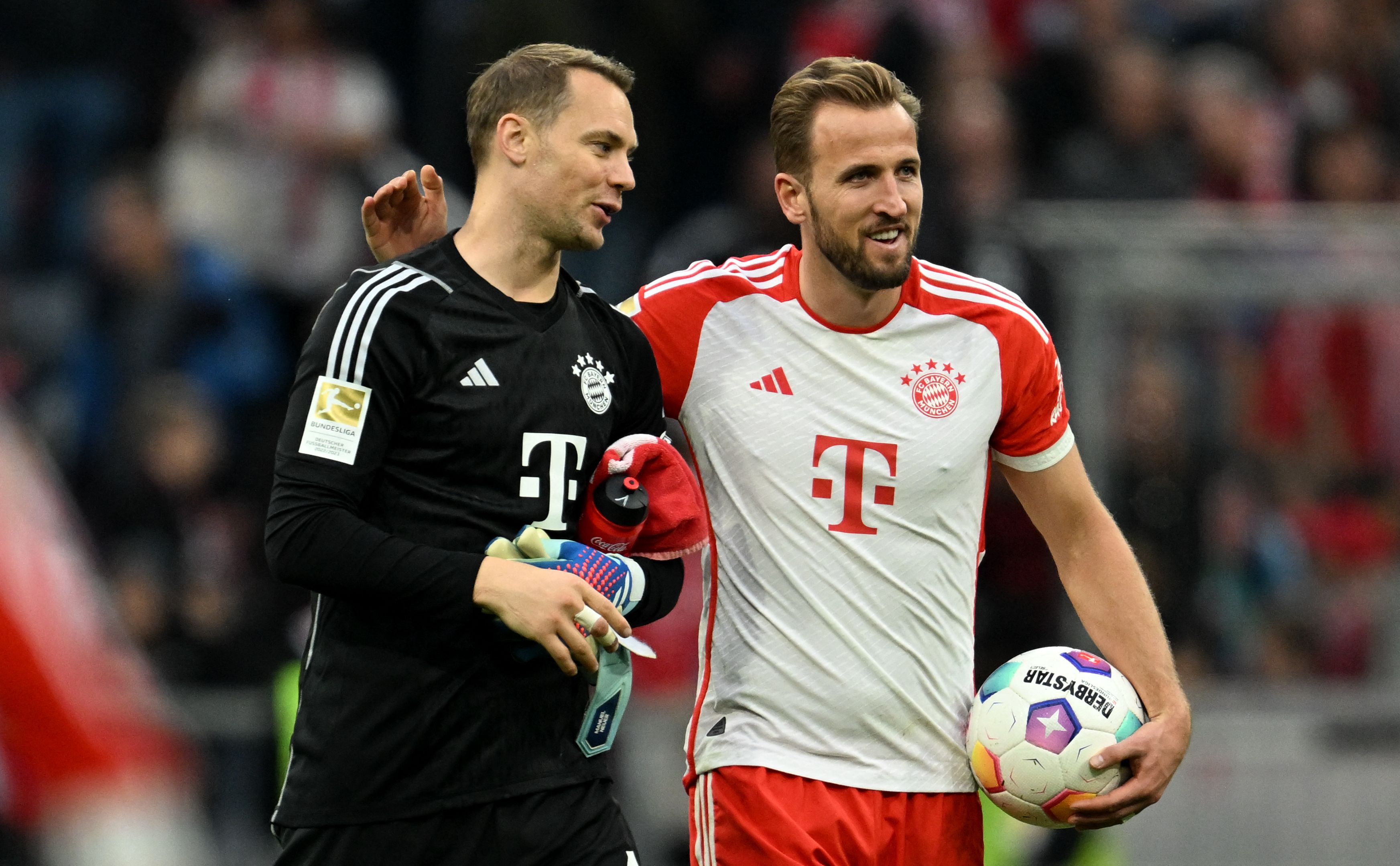 Los jugadores del Bayern Munich, Manuel Neuer y Harry Kane, caminan después de golear al SV Darmstadt 98 en Munich.(Foto Prensa Libre: AFP) 