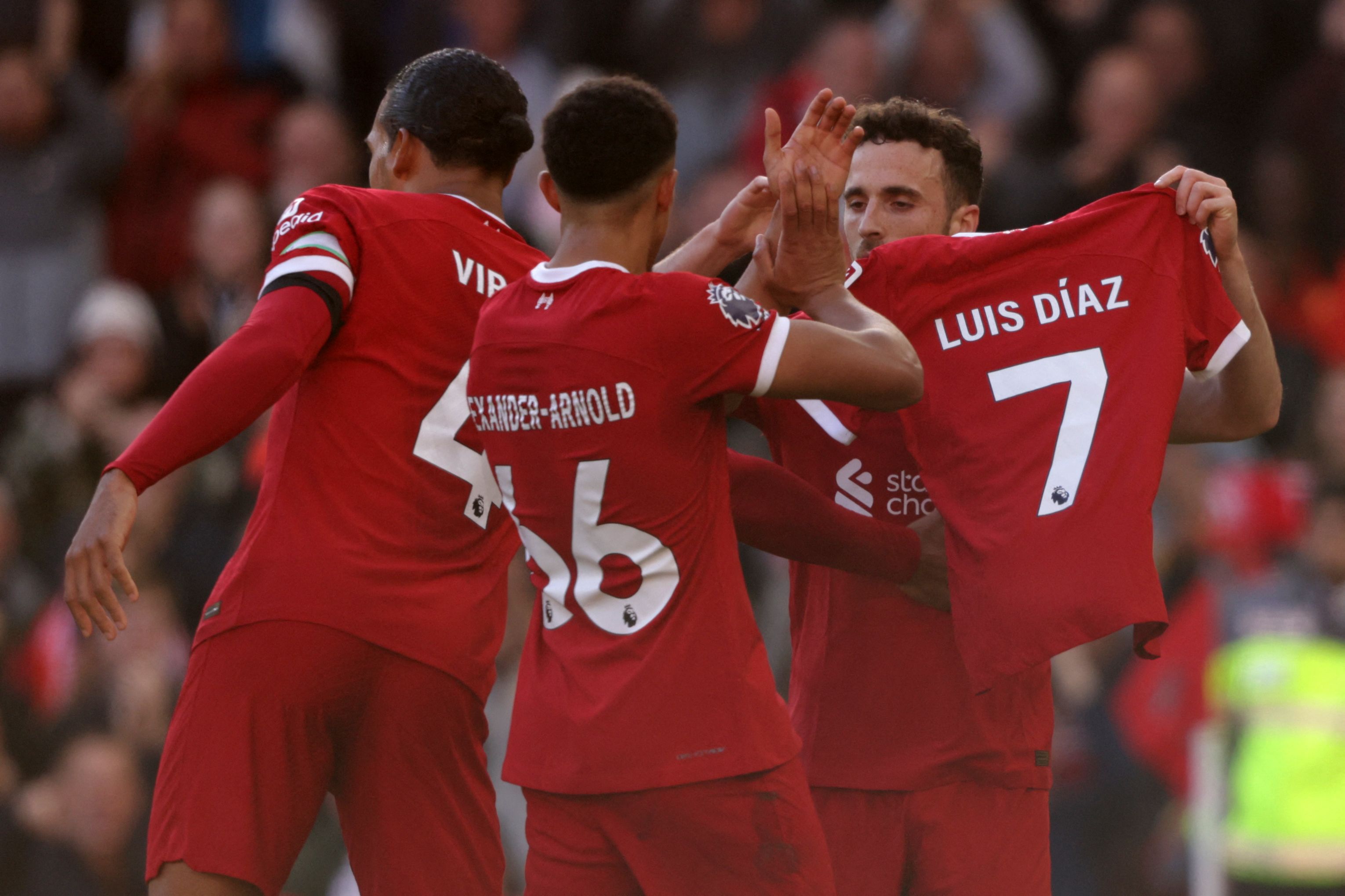 El jugador del Liverpool, Diogo Jota (D), muestra al público de Anfield una playera de su compañero, Luis Diaz, mientras celebra el primer gol de su equipo al Nottingham Forest. (Foto Prensa Libre: AFP)