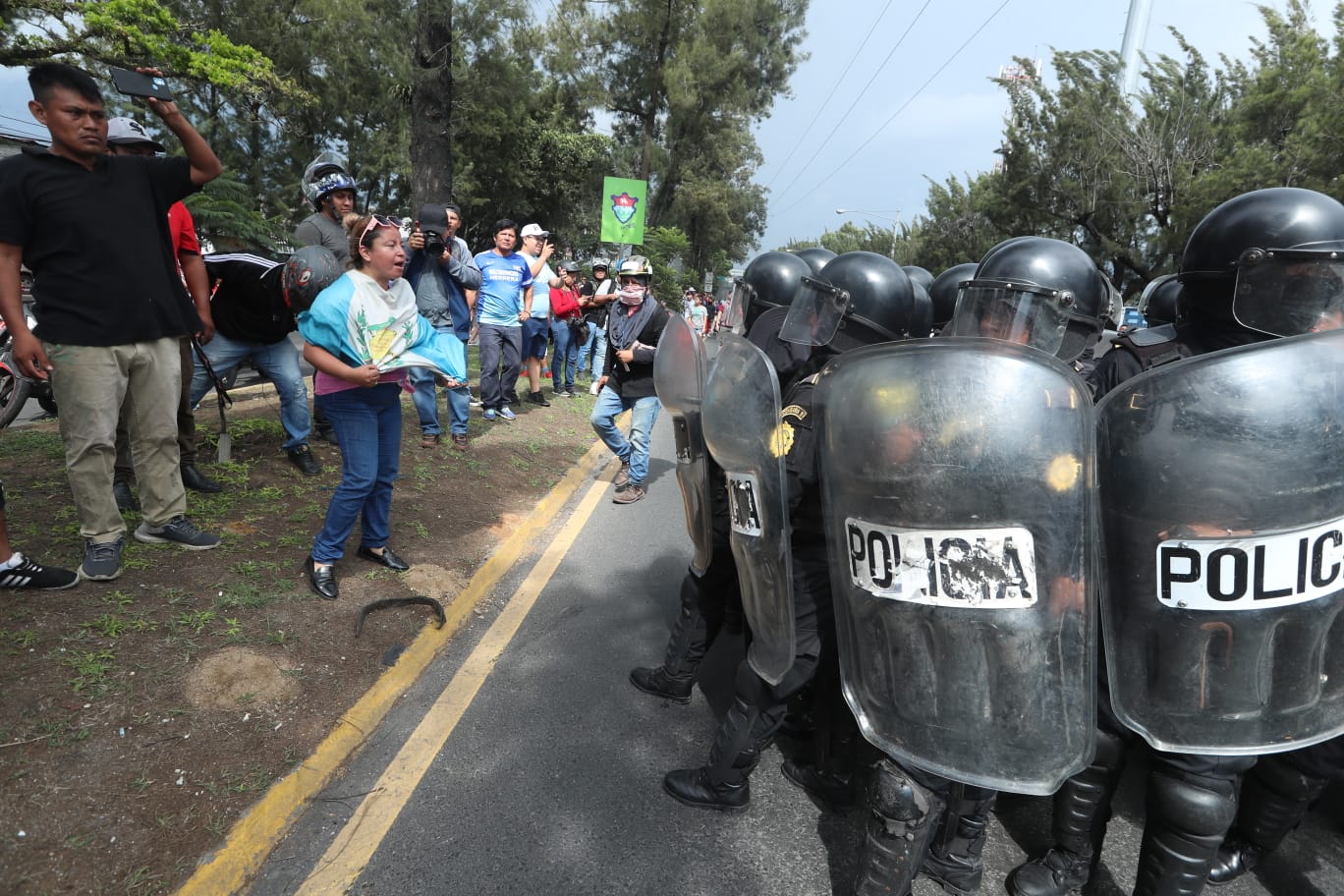 Este martes 10 de octurbe, agentes antimotines de la Policía Nacional Civil (PNC), han llegado a los puntos de bloqueo.