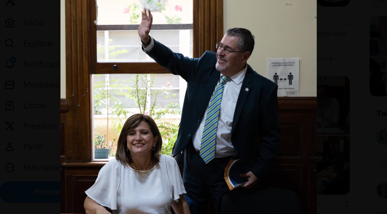 Bernardo Arévalo, junto a su compañera de fórmula, Karin Herrera. (Foto: @BArevalodeLeon/X)