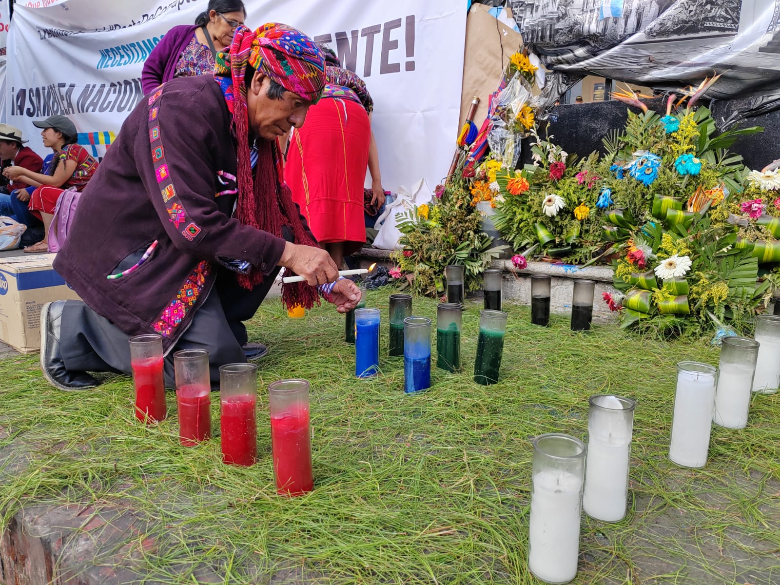 Autoridades indígenas conmemoran el Día de la Raza o Día de la Resistencia, frente al Ministerio Público en el barrio Gerona. (Foto Prensa Libre: Hemeroteca).