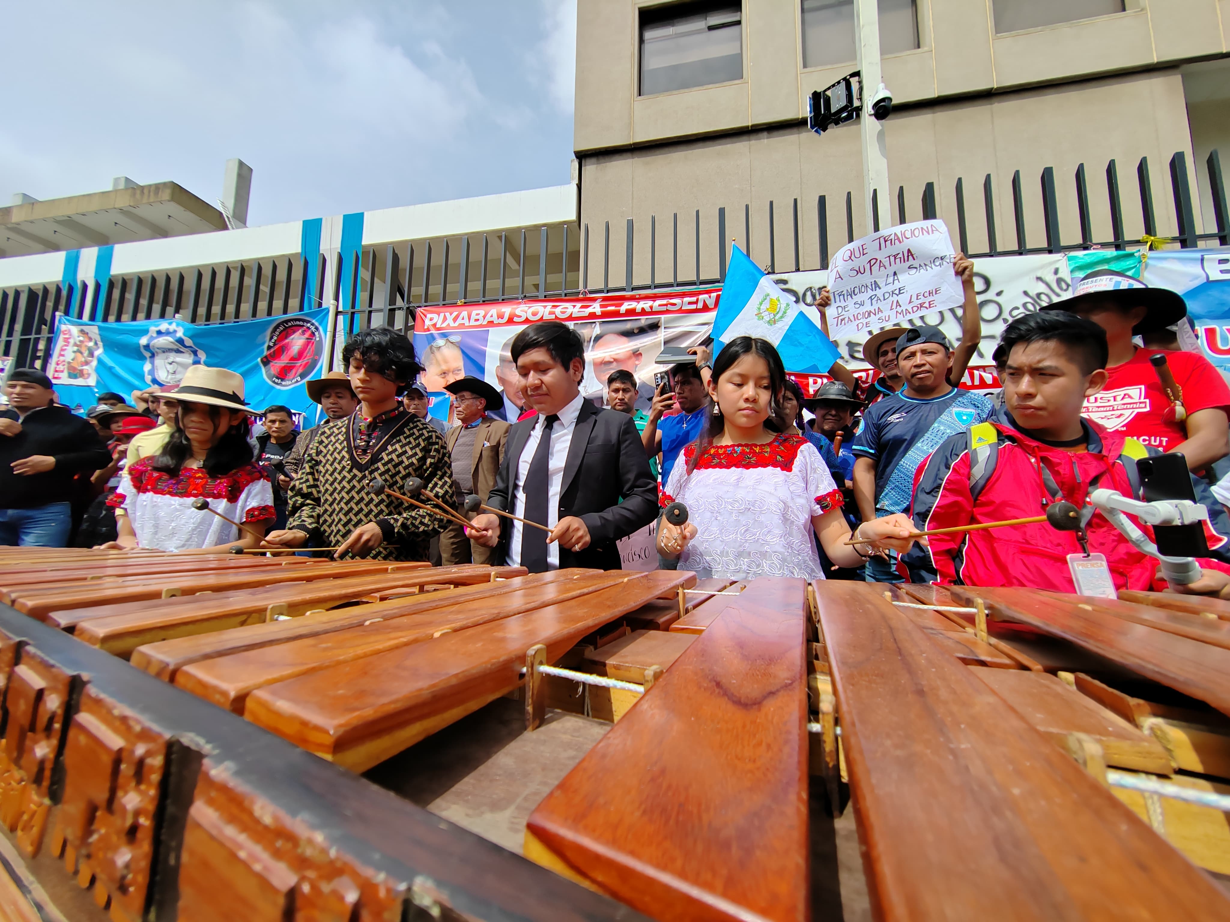 Autoridades ancestrales Día de la Raza MP'