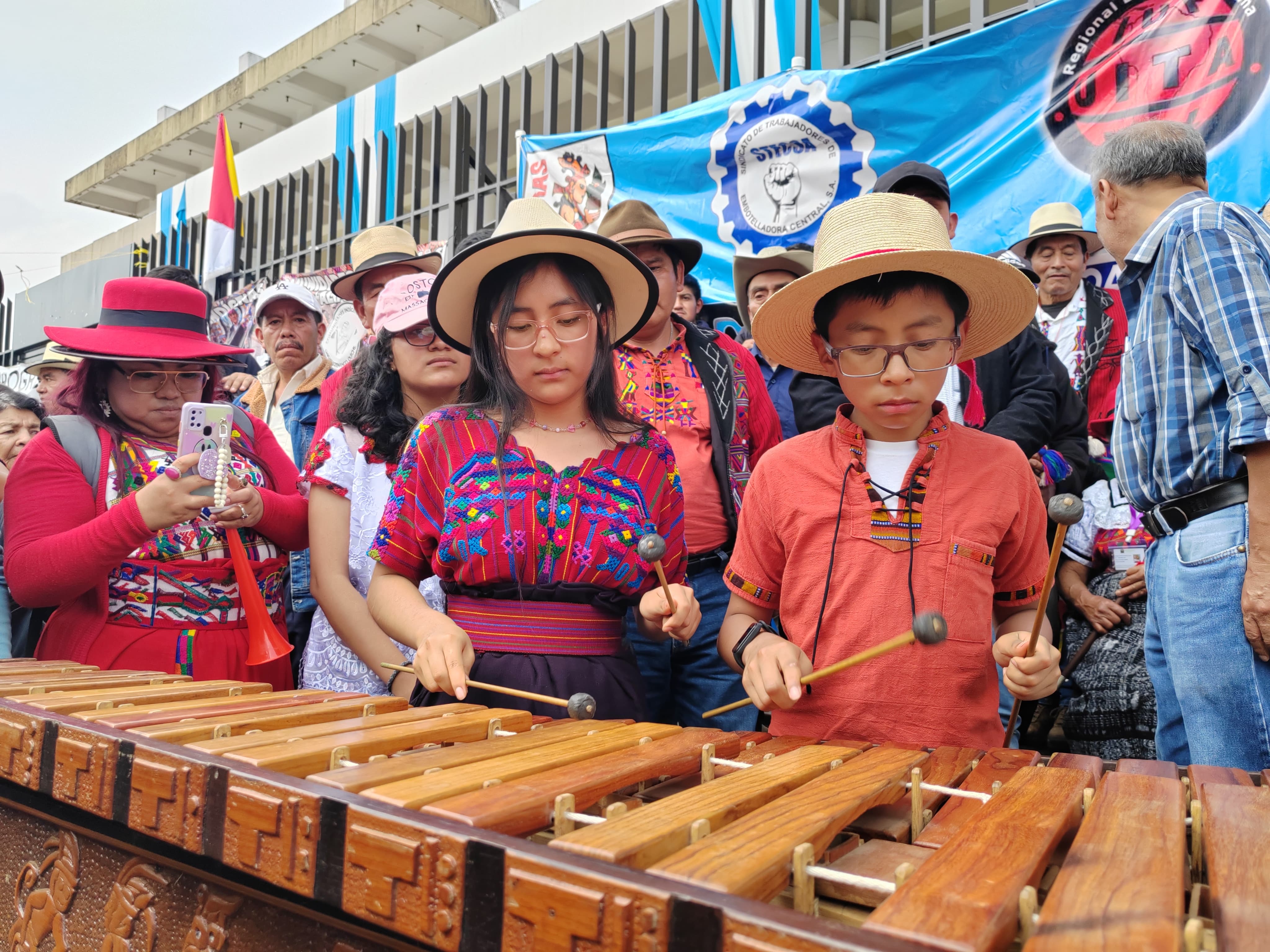 Autoridades ancestrales Día de la Raza MP'