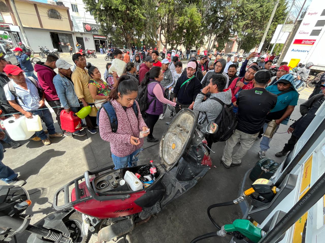 Participantes en la cadena de importación, distribución y comercialización de hidrocarburos informaron que ya existe fluidez en la atención al público en las estaciones de servicio, pero en algunas áreas de occidente persisten problemas para abastecer y satisfacer la demanda. (Foto Prensa Libre: Mynor Toc)  