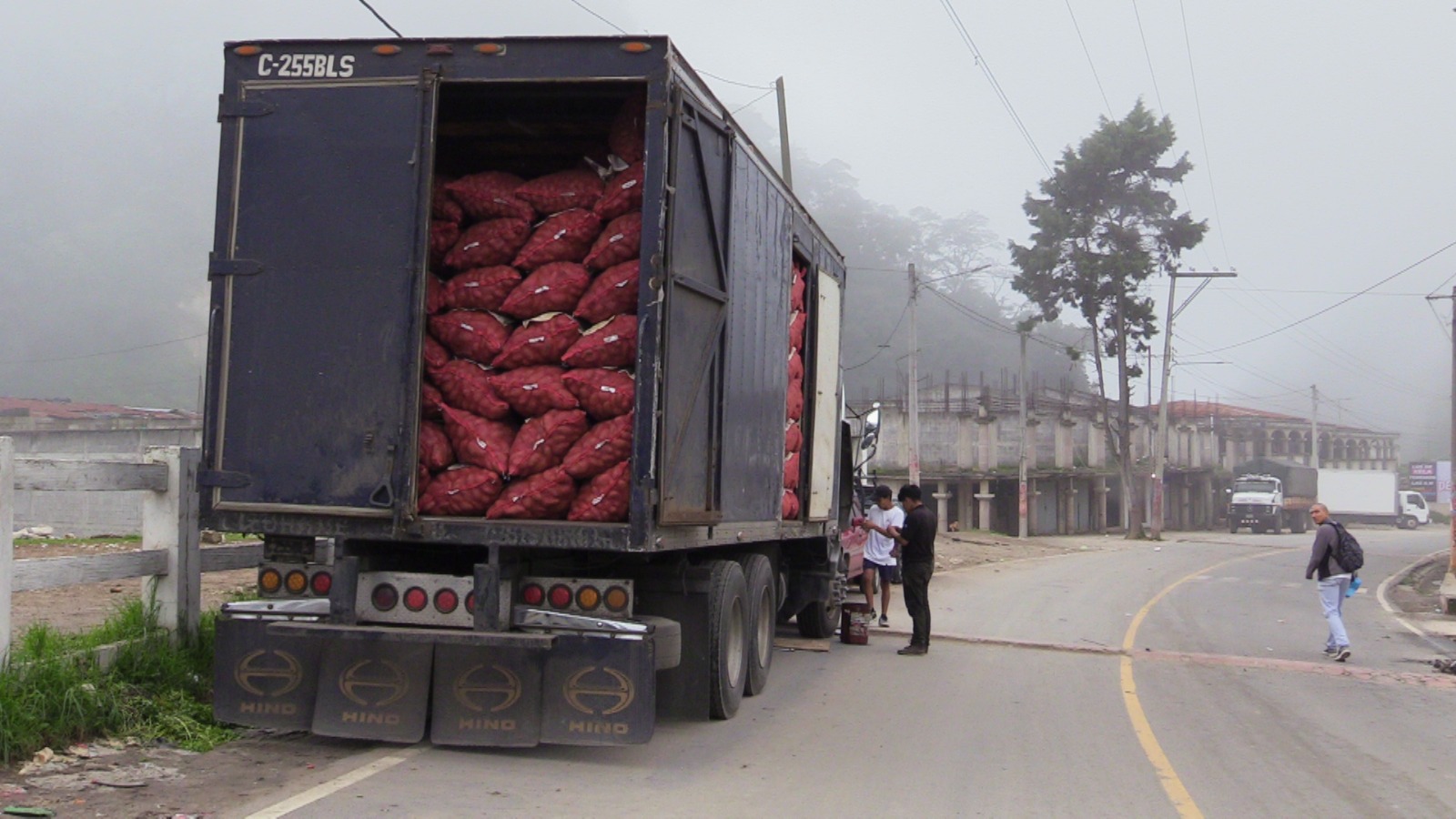 La interrupción de las vías terrestres es una de las causas que impactó en la distribución de los productos agrícolas que algunos han registrado alzas desde principio de mes. (Foto Prensa Libre: Mynor Toc) 