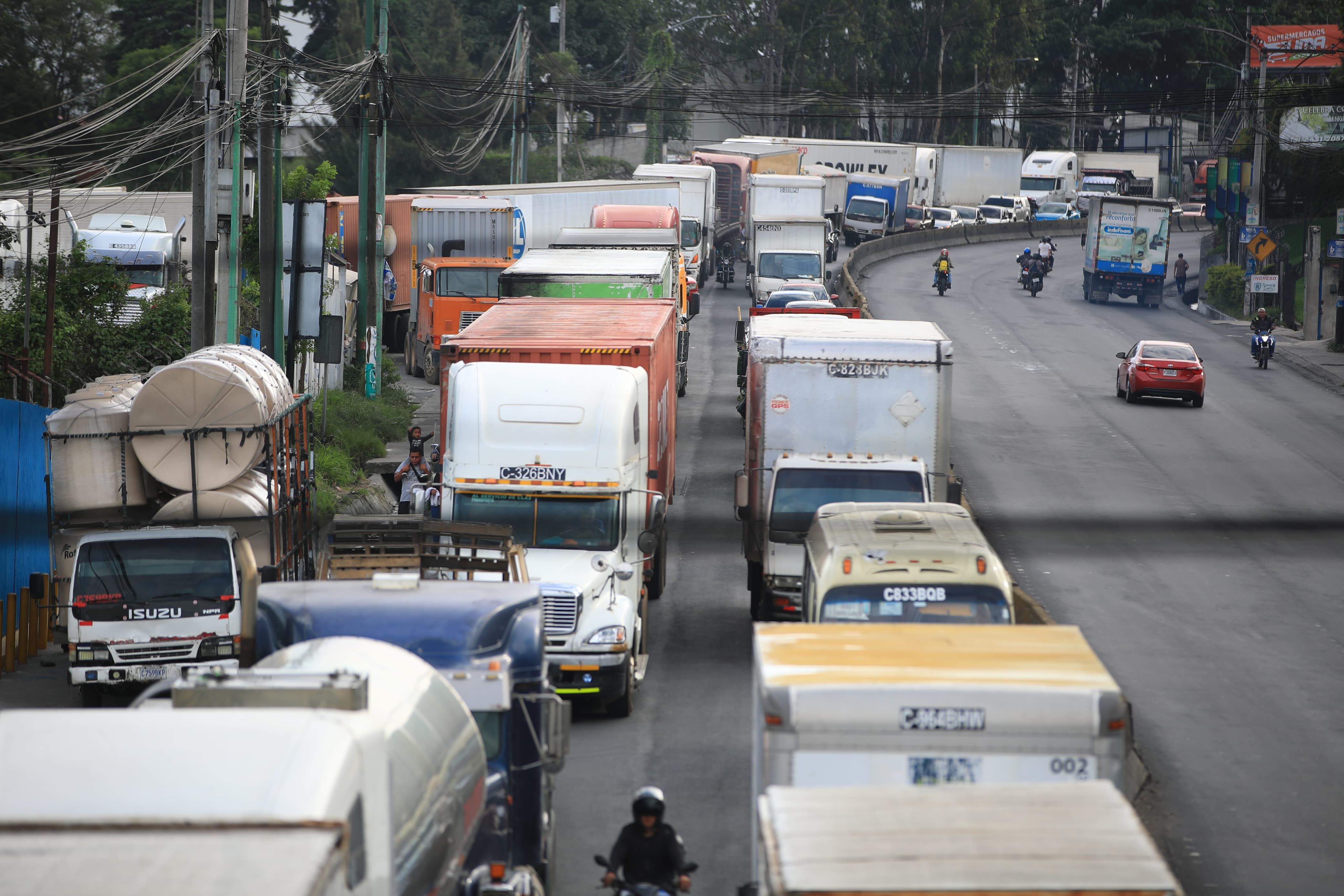 Representantes del transporte de carga y pasajeros informaron que las actividades productivas se están llevando a cabo con normalidad y el “desfogue” de mercancías está fluyendo en ambas portuarias, así como la operación en aduanas. (Foto Prensa Libre: Hemeroteca PL)  