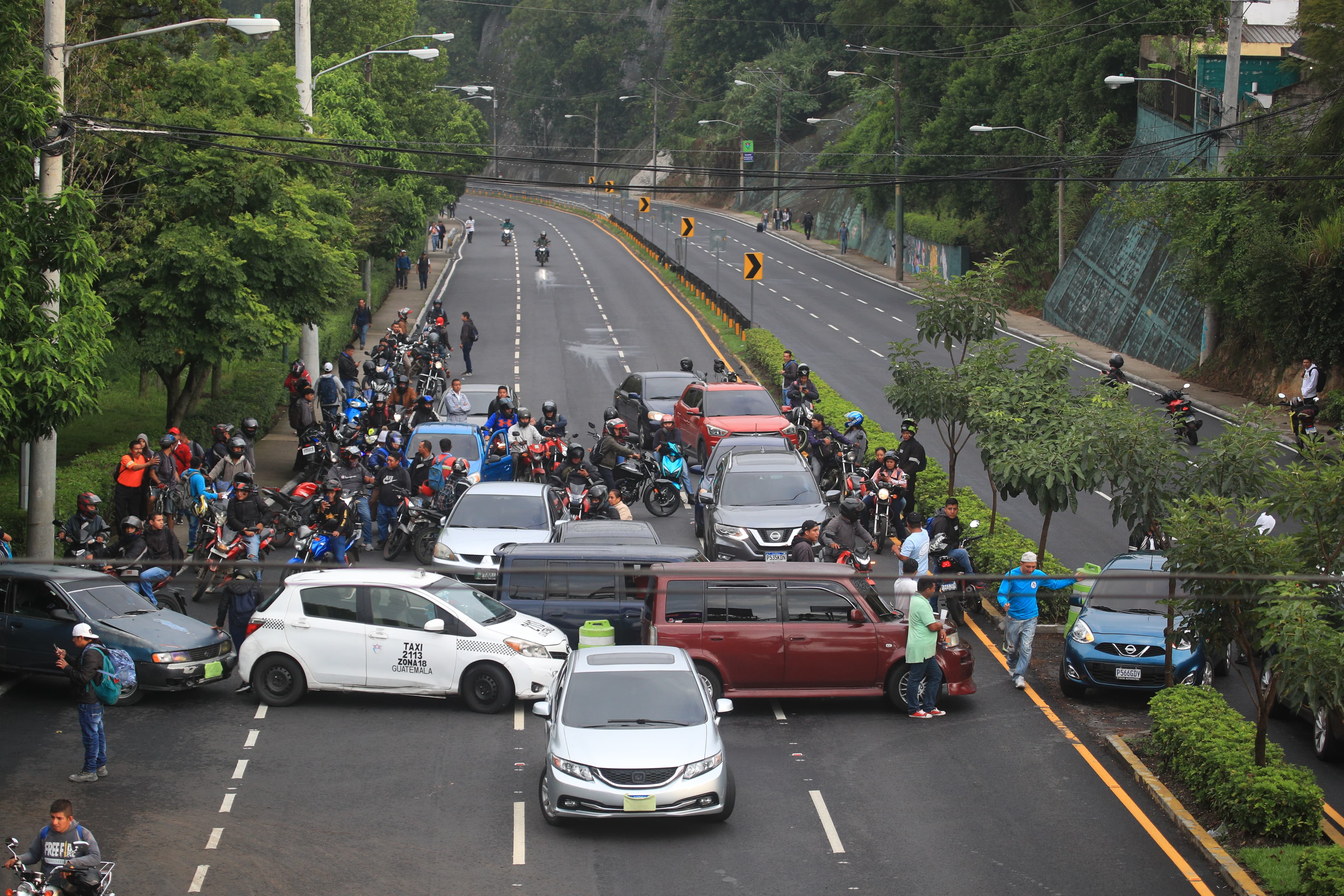 El bulevar Vista Hermosa, zona 15, estuvo bloqueado por manifestantes desde primeras horas del día. (Foto Prensa Libre: Carlos Hernández).