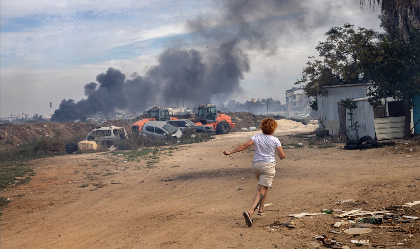 Una pobladora corre tras bombardeos de Hamás contra poblaciones israelíes. (Foto: Tamir Kalifa/The New York Times)