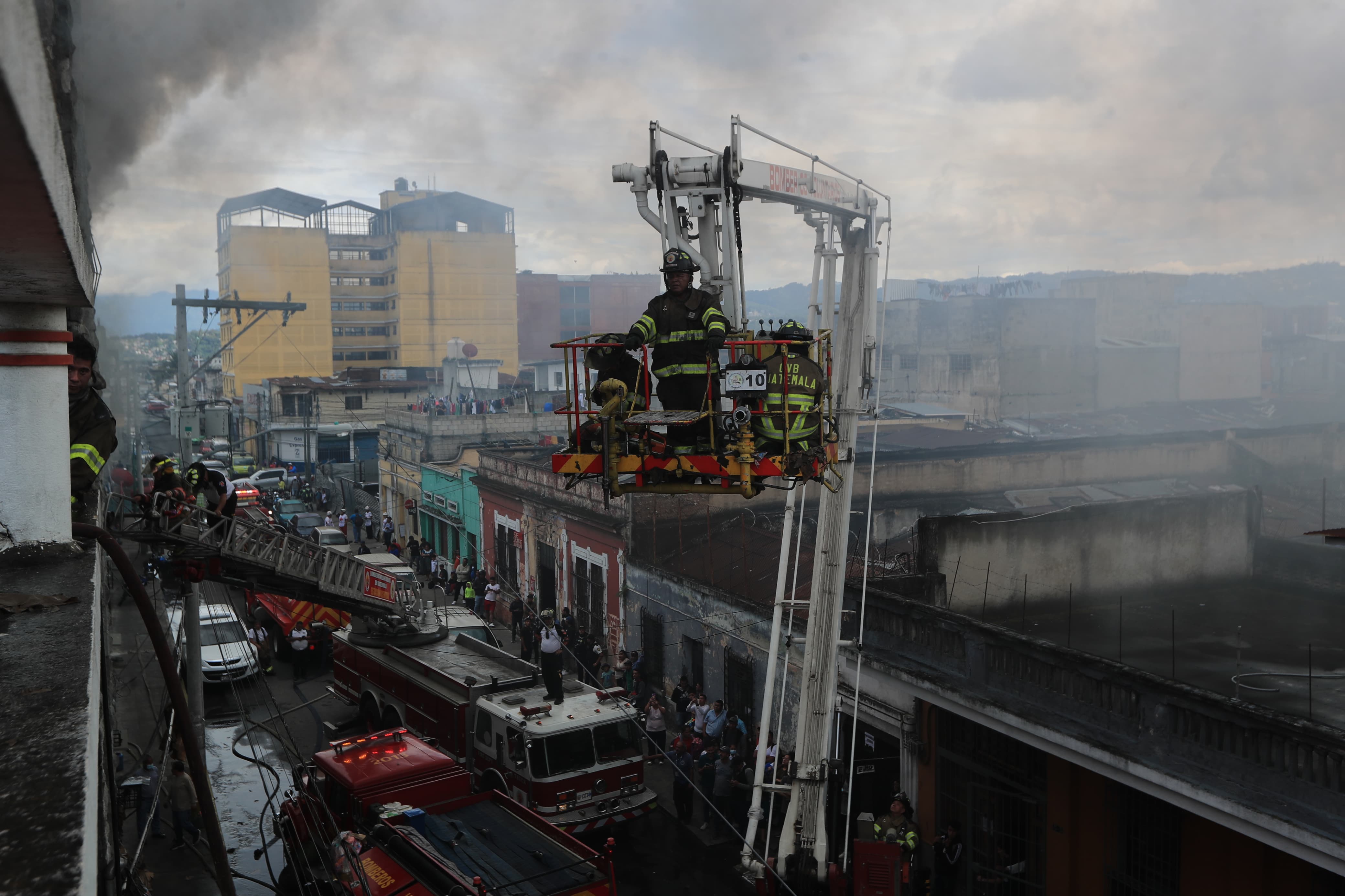 Bomberos combaten incendio'