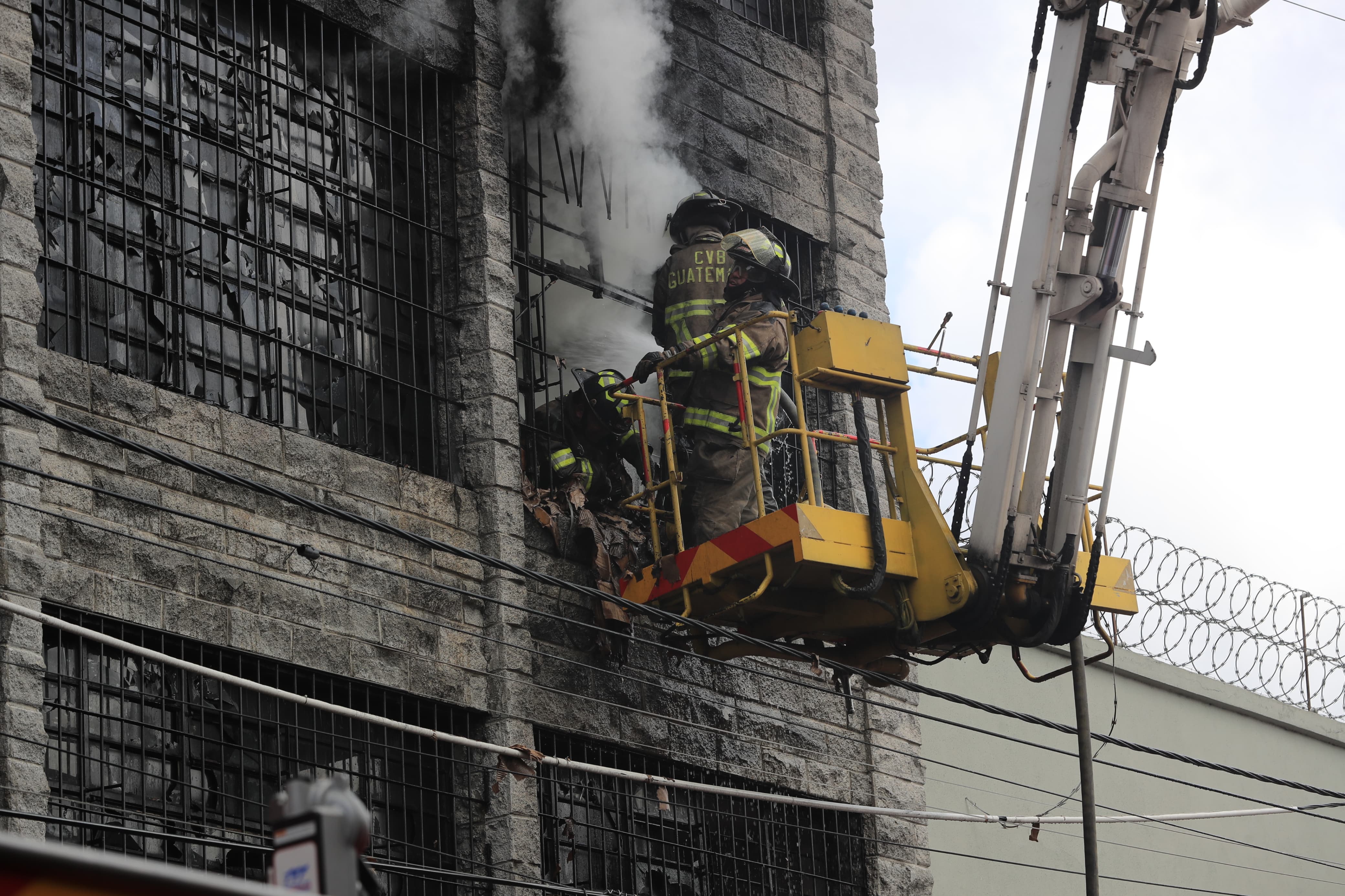 Bomberos combaten un incendio en la zona 1'