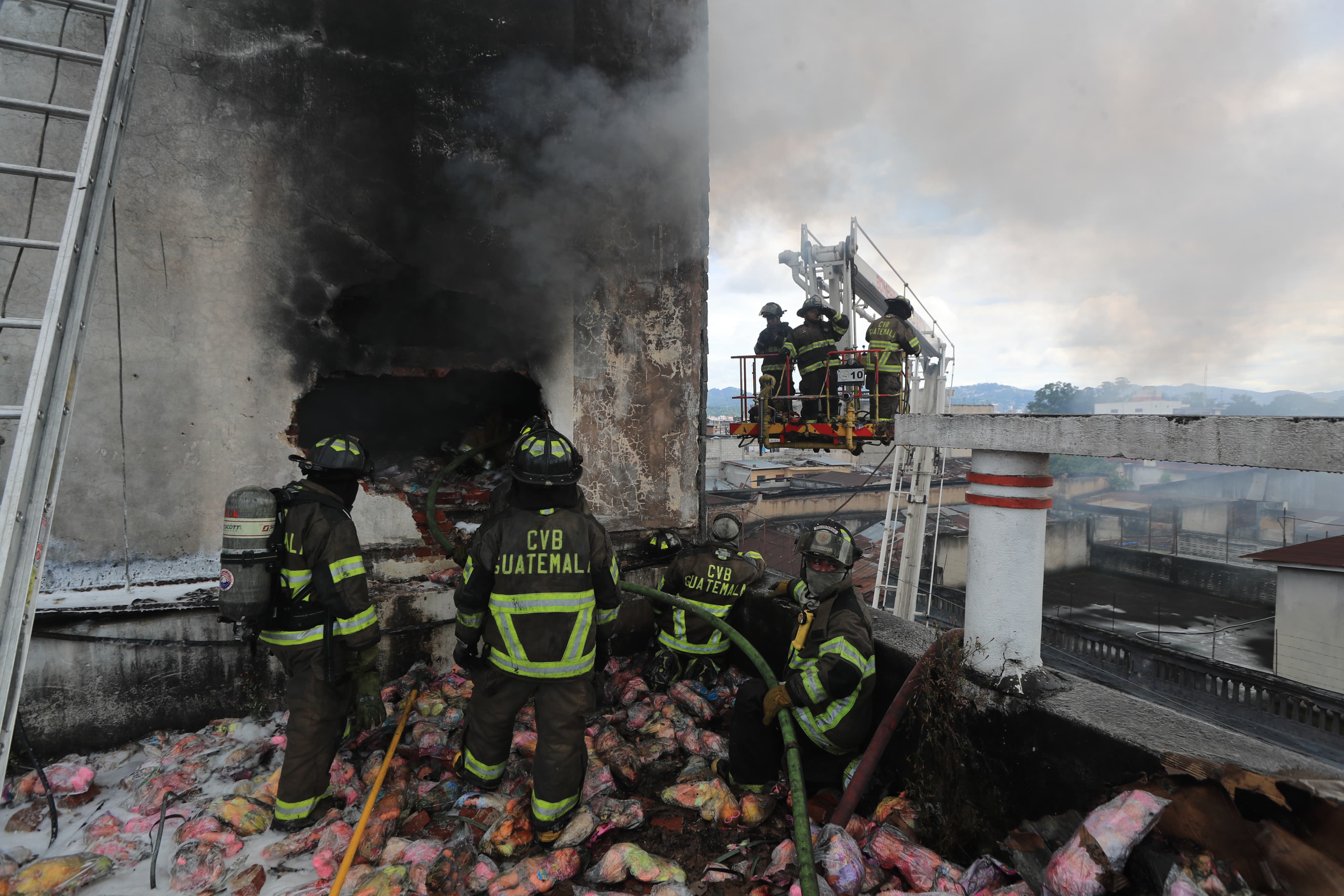 Bomberos en edificio'