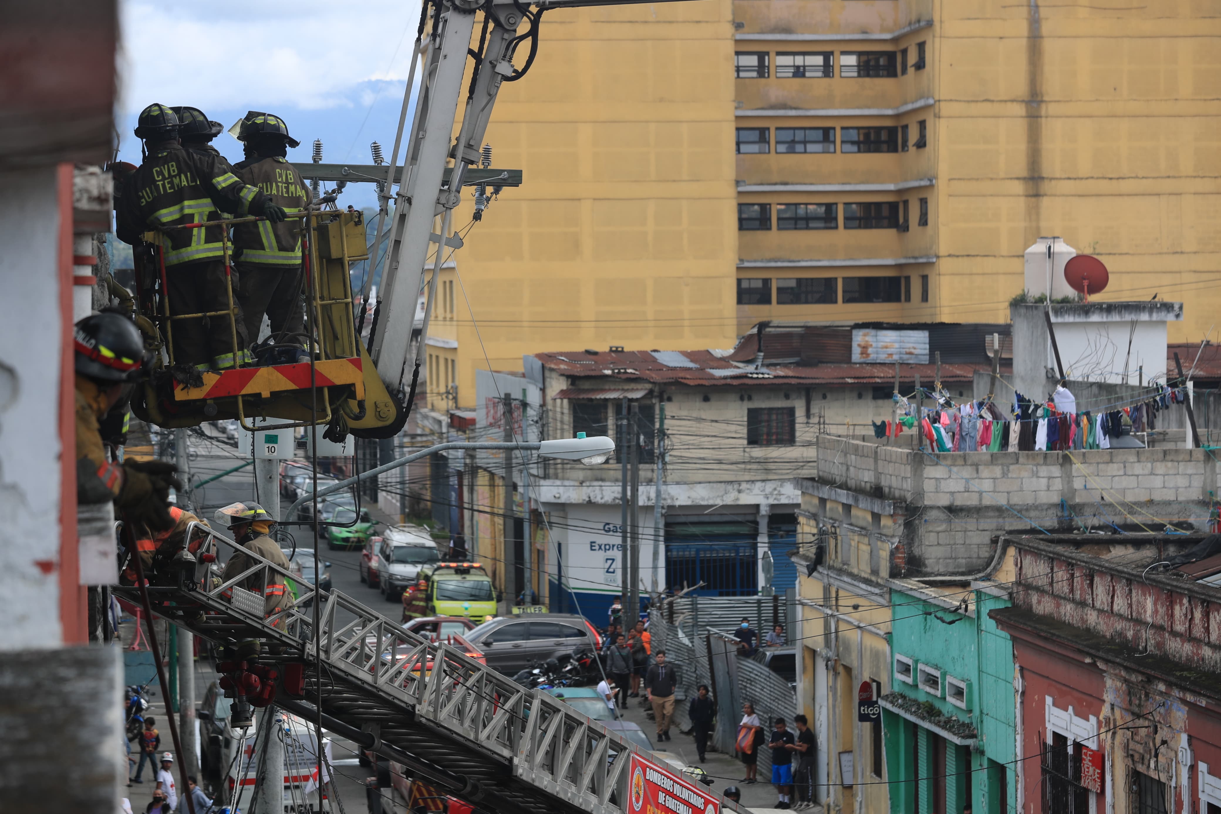 Bomberos utilizan una escalera'