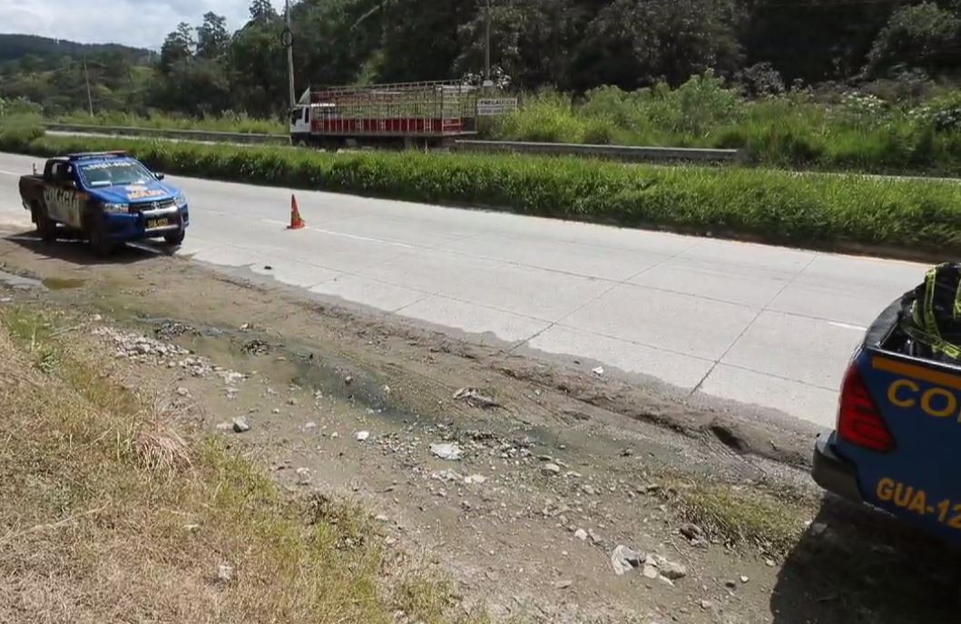 Los cadáveres de tres personas fueron localizados a la orilla de la carretera en la ruta al Atlántico, en Palencia.  (Foto Prensa Libre: Esbin García)